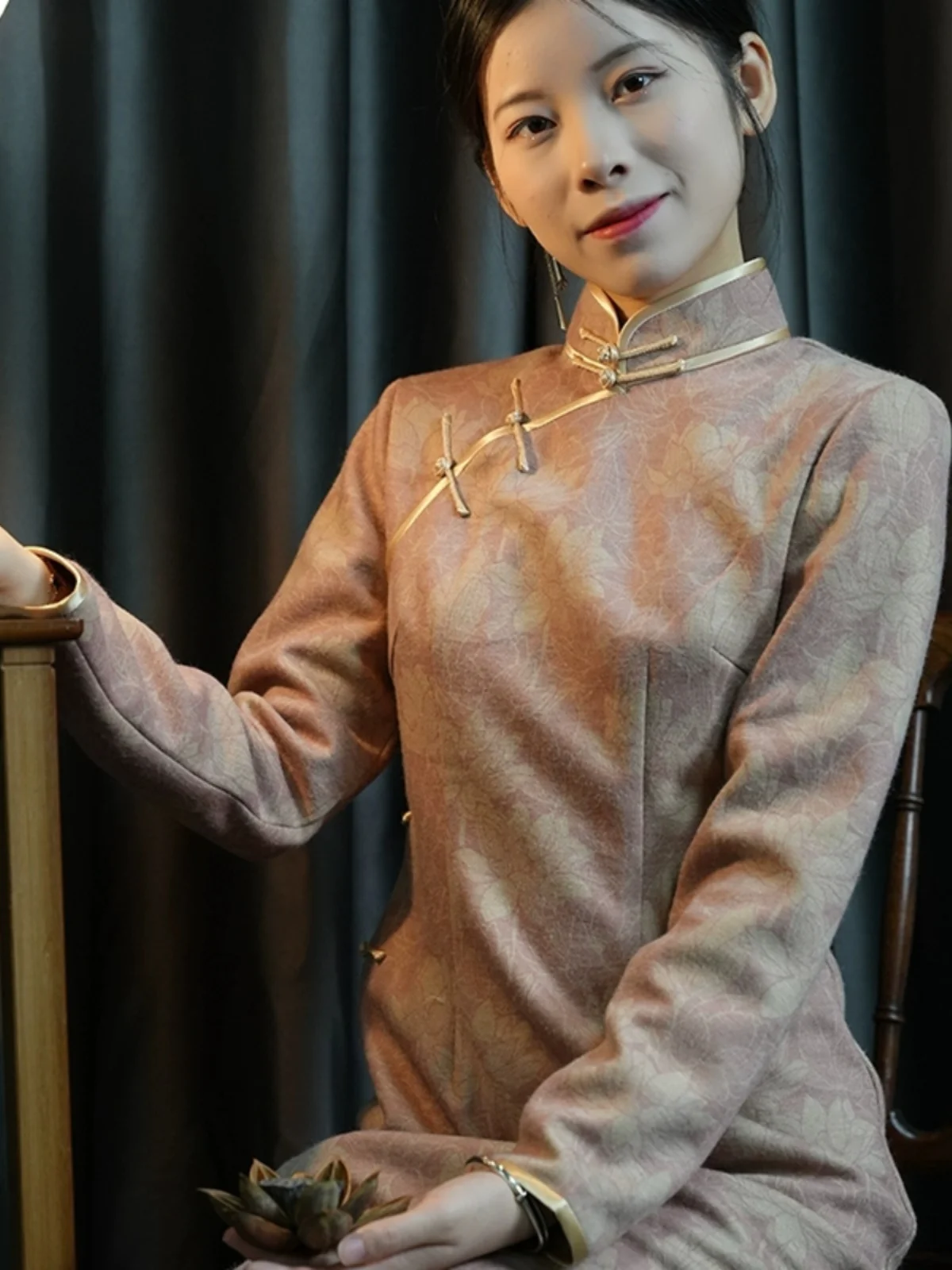 

Jiaojin Длинный шелковый простой слинг Теплый утягивающий винтажный повседневный костюм с высоким разрезом и цветочным принтом