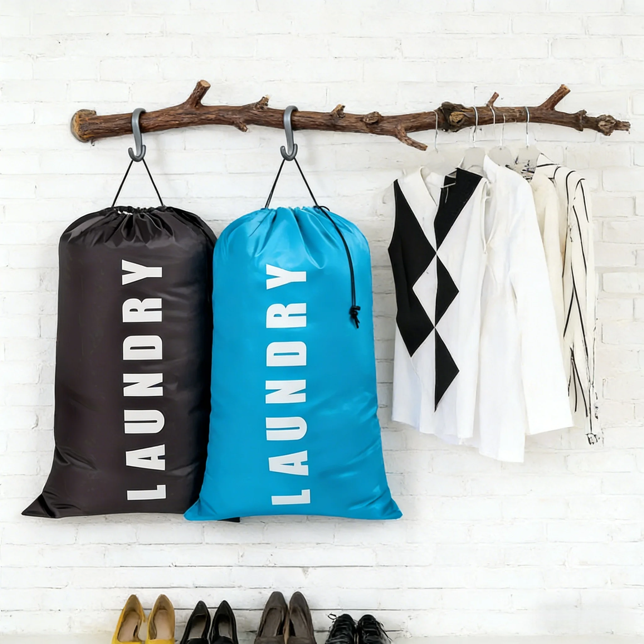 

Sturdy Oxford Cloth Laundry Bags: Drawstring Closure Prevents Spills, Bold White "LAUNDRY" Label for Easy Identification