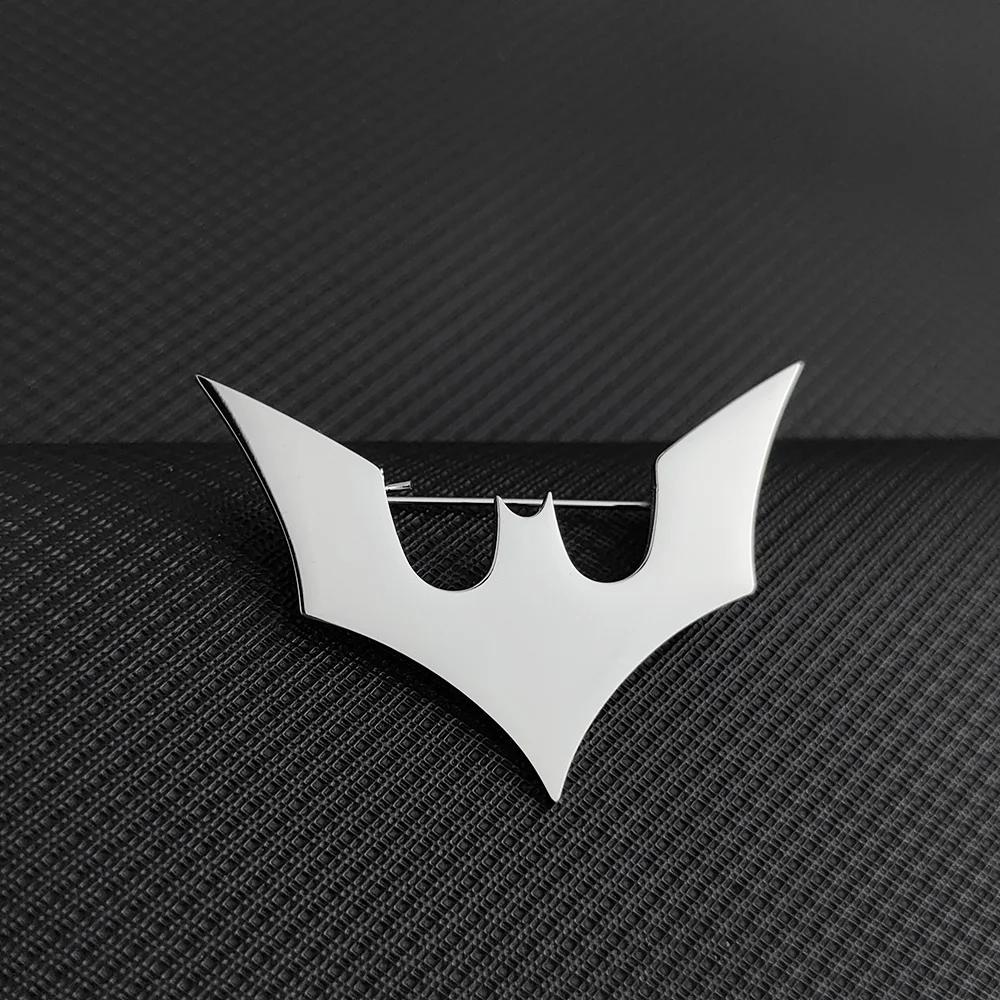 Trendy and domineering bat-shaped stainless steel brooch, retro niche pin, high-end feel, simple and atmospheric