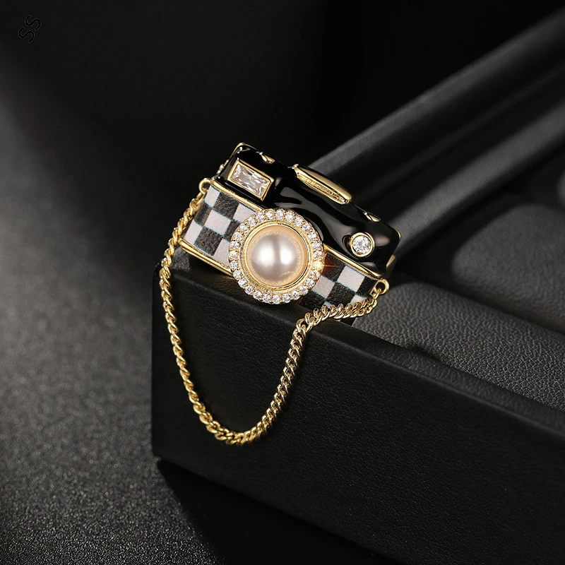 Personality Fashion Chain Camera Brooch Small Cute Cardigan Coat Ppin Pearl Decoration Garment Accessories Gold Metal Ornament