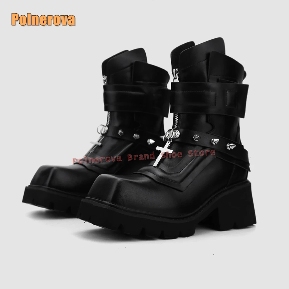 

Мотоботы в стиле Y2K с металлическими элементами, квадратным носком, массивным каблуком, заклепками и пряжками, в стиле субкультуры 2026 года.