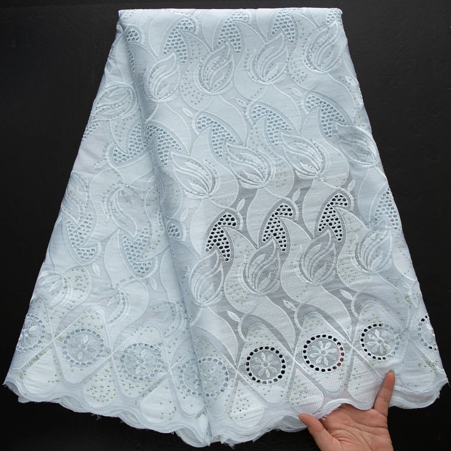 pizzo-ricamato-bianco-premium-combinando-voile-svizzero-e-pizzo-di-cotone-con-perline-nigeriane-ideale-per-il-design-di-abiti-da-sposa-s4566