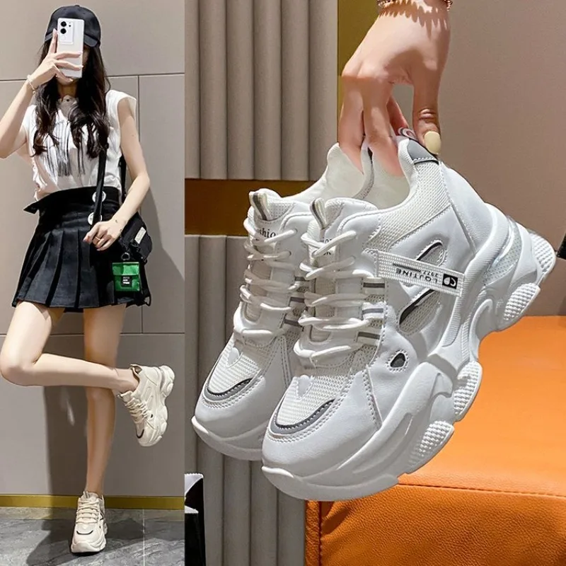 Zapatos de suela gruesa transpirables de malla para mujer, zapatillas informales con aumento de altura, versión coreana, calzado deportivo para correr, 2025