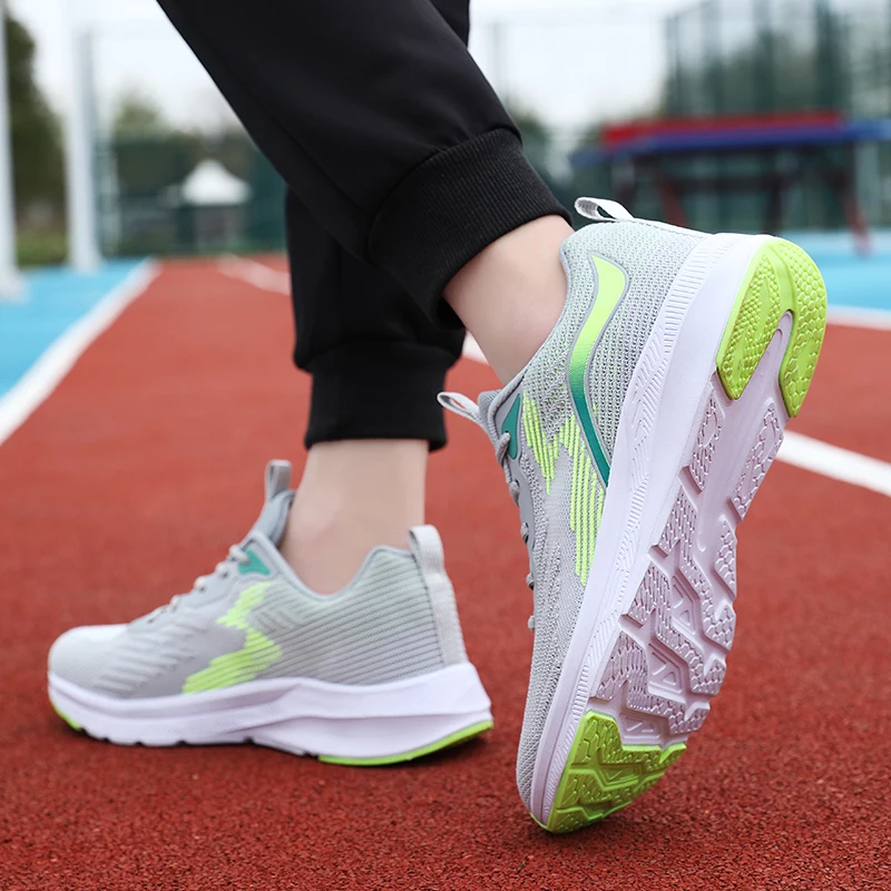 Buty męskie buty sportowe męskie 2024 lato nowe lekkie amortyzujące buty do biegania z siatką na co dzień oddychające do biegania