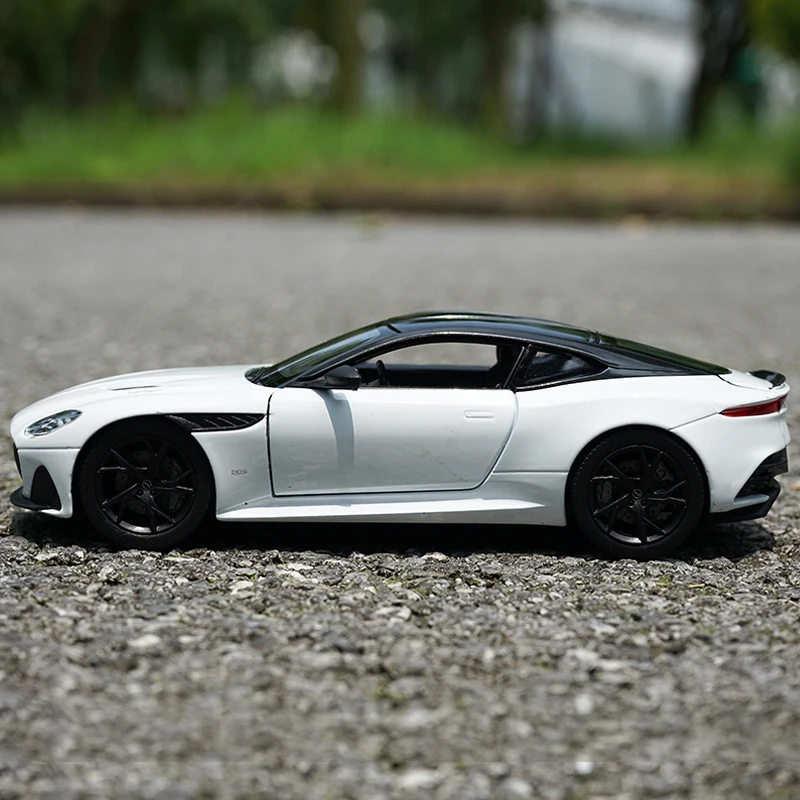 WELLY 1:24 Aston Martin DBS Superlaggera Alloy Car Model Diecast Toy Vehicle High Simitation Cars Toys For Children Kids Gifts