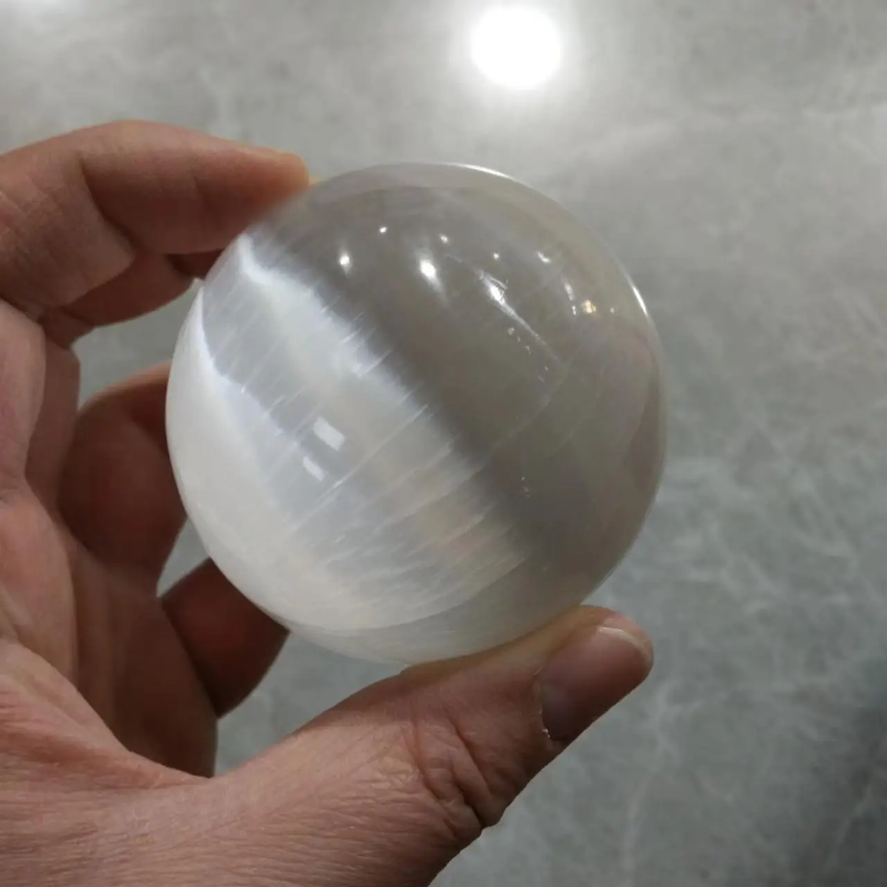 

80mm Kristal Kuarsa Alami Selenite Sphere Bulan Purnama Dewi Psikis Bola Kristal Gipsum Putih 1pcs + base