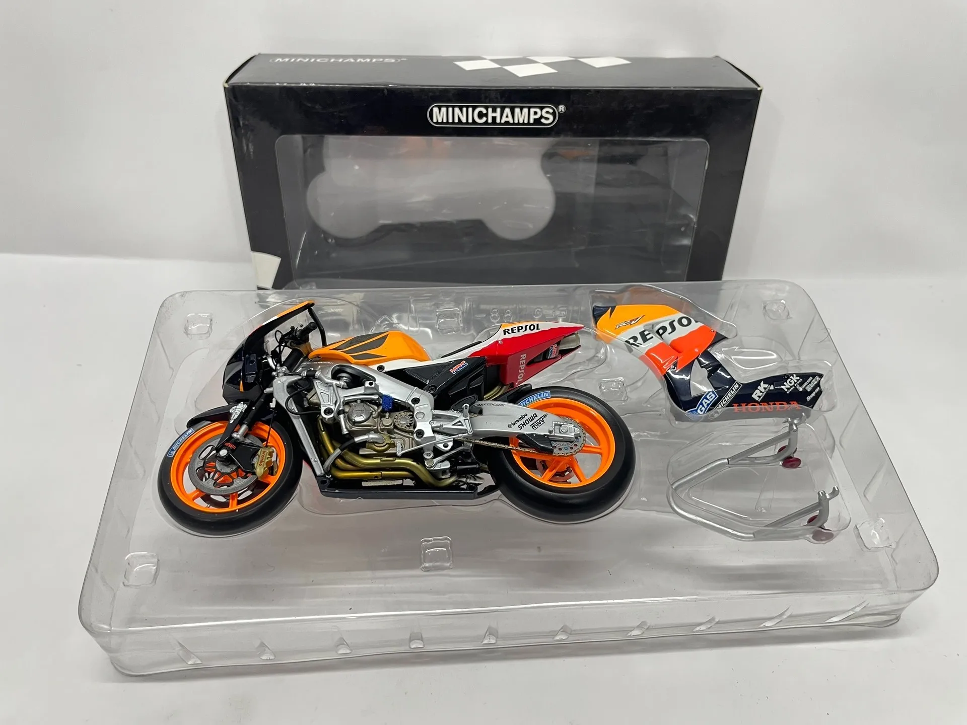 

Minichamps 1:12 RC211V 2006 Rider Nicky Simulation Limited Edition Alloy Metal Static Motorcycle Model Toy Gift