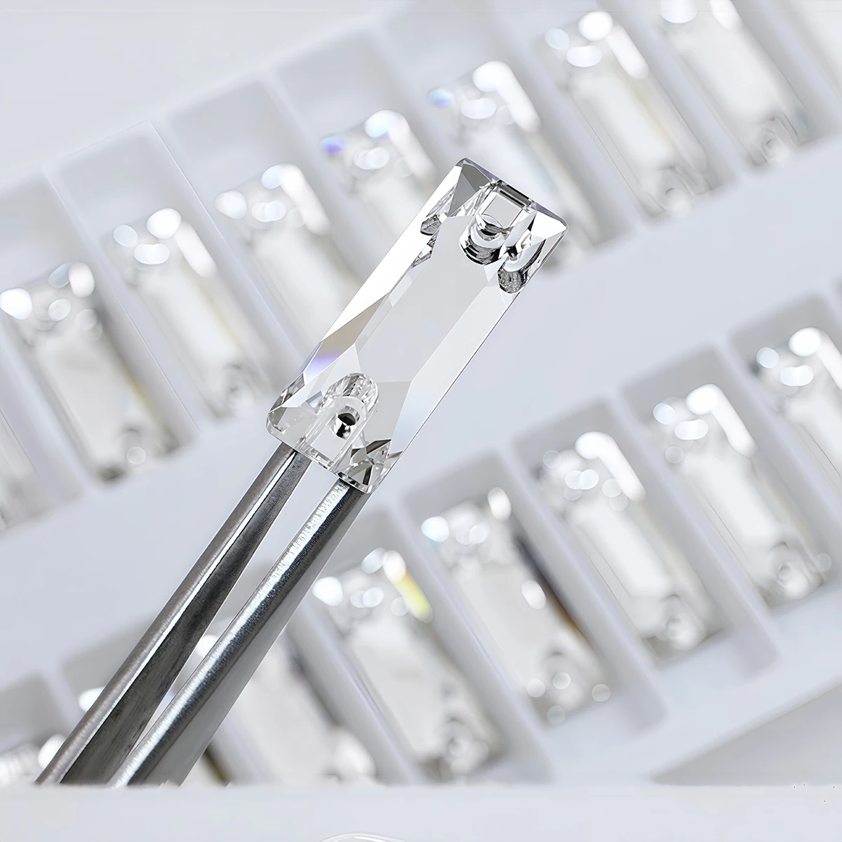 Rechteckiger, kristallklarer Glas-Strass mit 2 Löchern, spiegelnde, flache Rückseite zum Aufnähen, Bastelmaterial für Hochzeitskleidung, Taschen und Kleidungsornamente – Detail 3