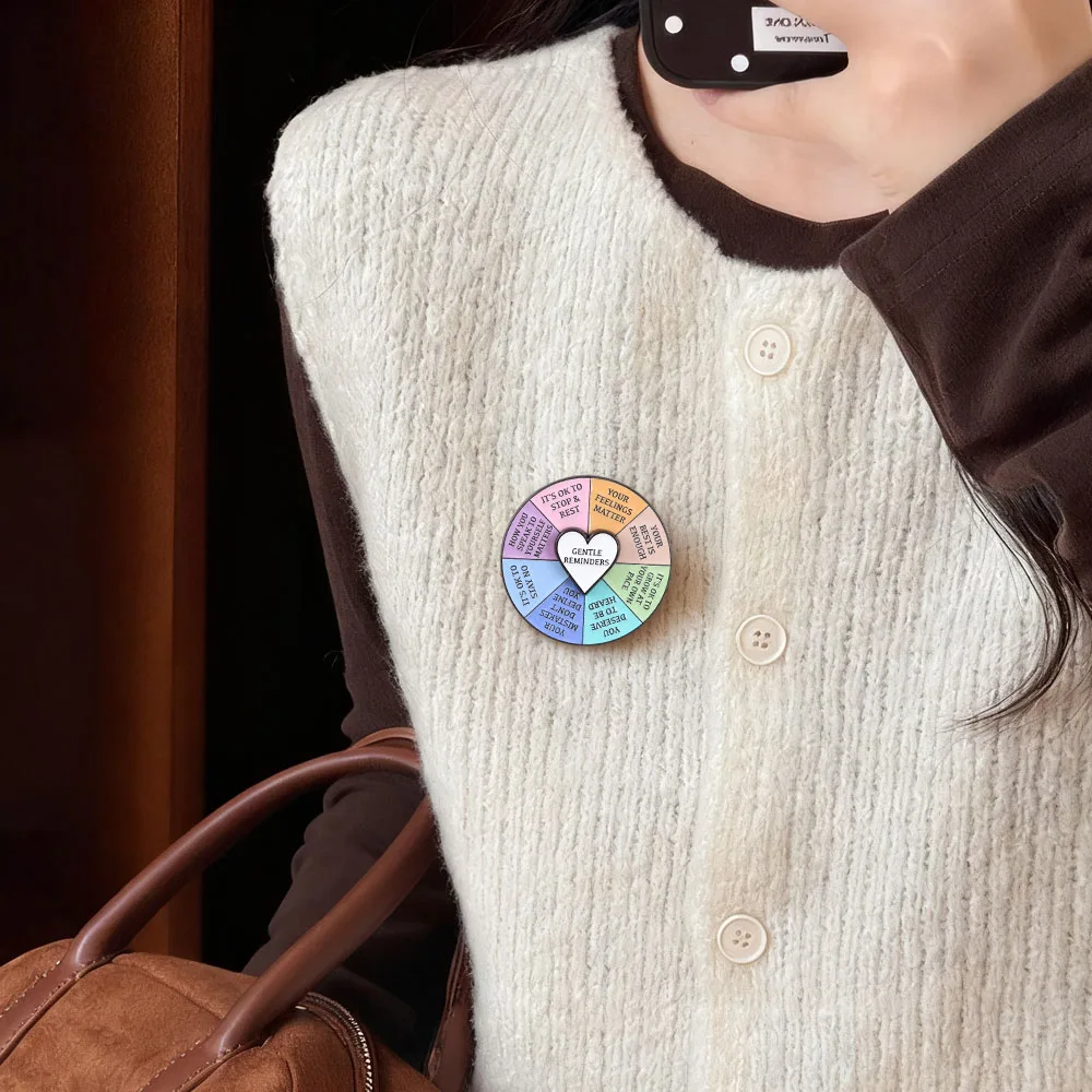 Drehbare Herz-Anstecknadel mit sanften Erinnerungen, positive Affirmation, drehbare Brosche, Anstecknadel zur Förderung der psychischen Gesundheit, Geschenk für Freunde – Detail 6