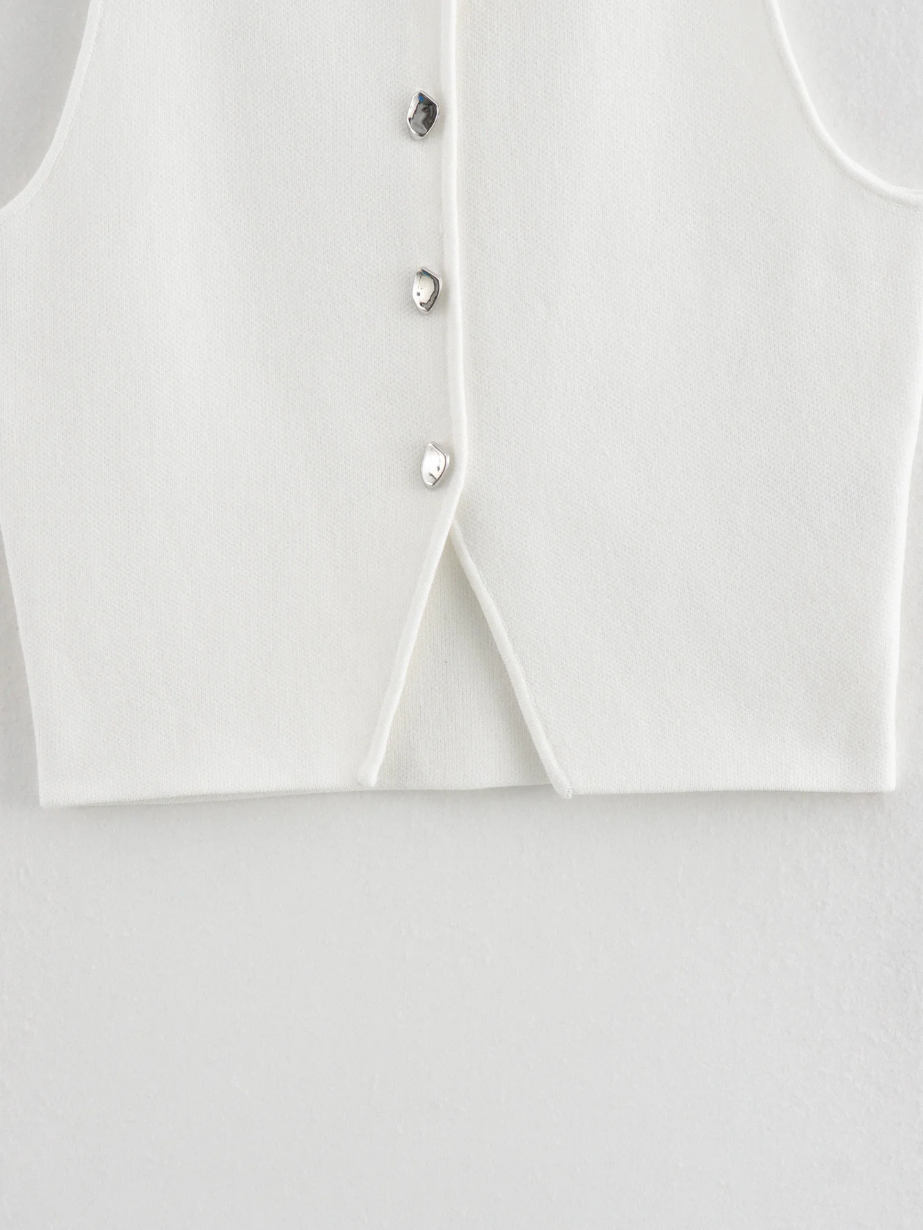 2025 가을 트렌디한 여성용 화이트 니트 크롭 탑(버튼 디테일 포함) |   패션 걸스를 위한 스트리트웨어 조끼 탱크탑