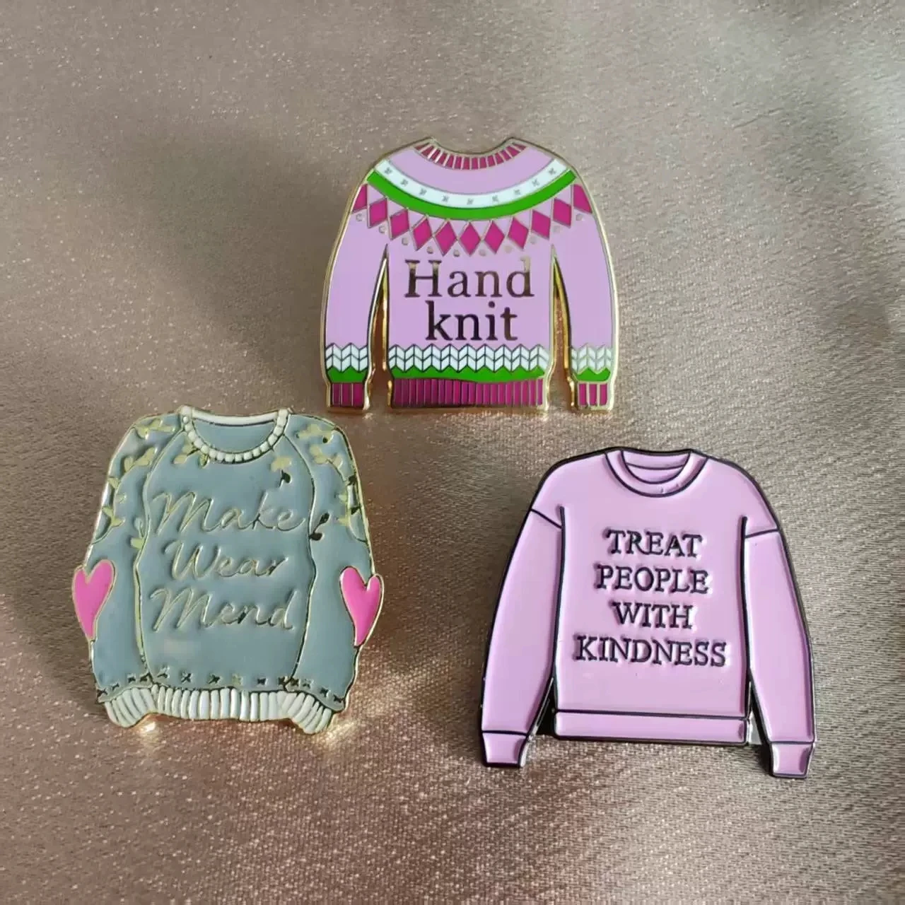 بروش، زهرة الصدر، كلمات الموسيقى، اسم الأغنية، بلوزة وردية، شارة، إكسسوارات الملابس الإبداعية، بروش