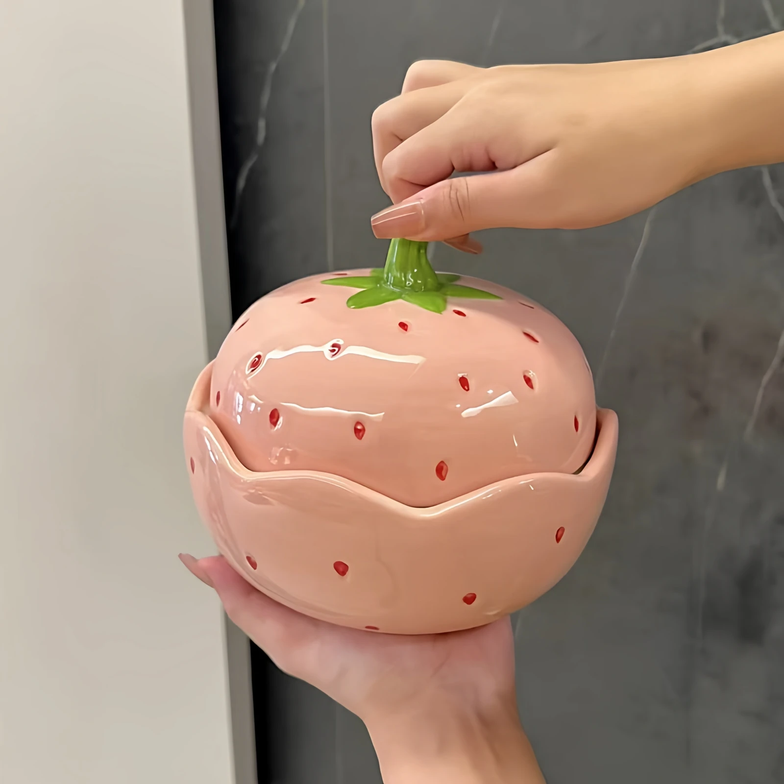 

Strawberry Instant Noodle Bowl Creative Underglaze Cartoon Large-capacity Cover Bowl Household Ceramic Binaural Soup Bowl