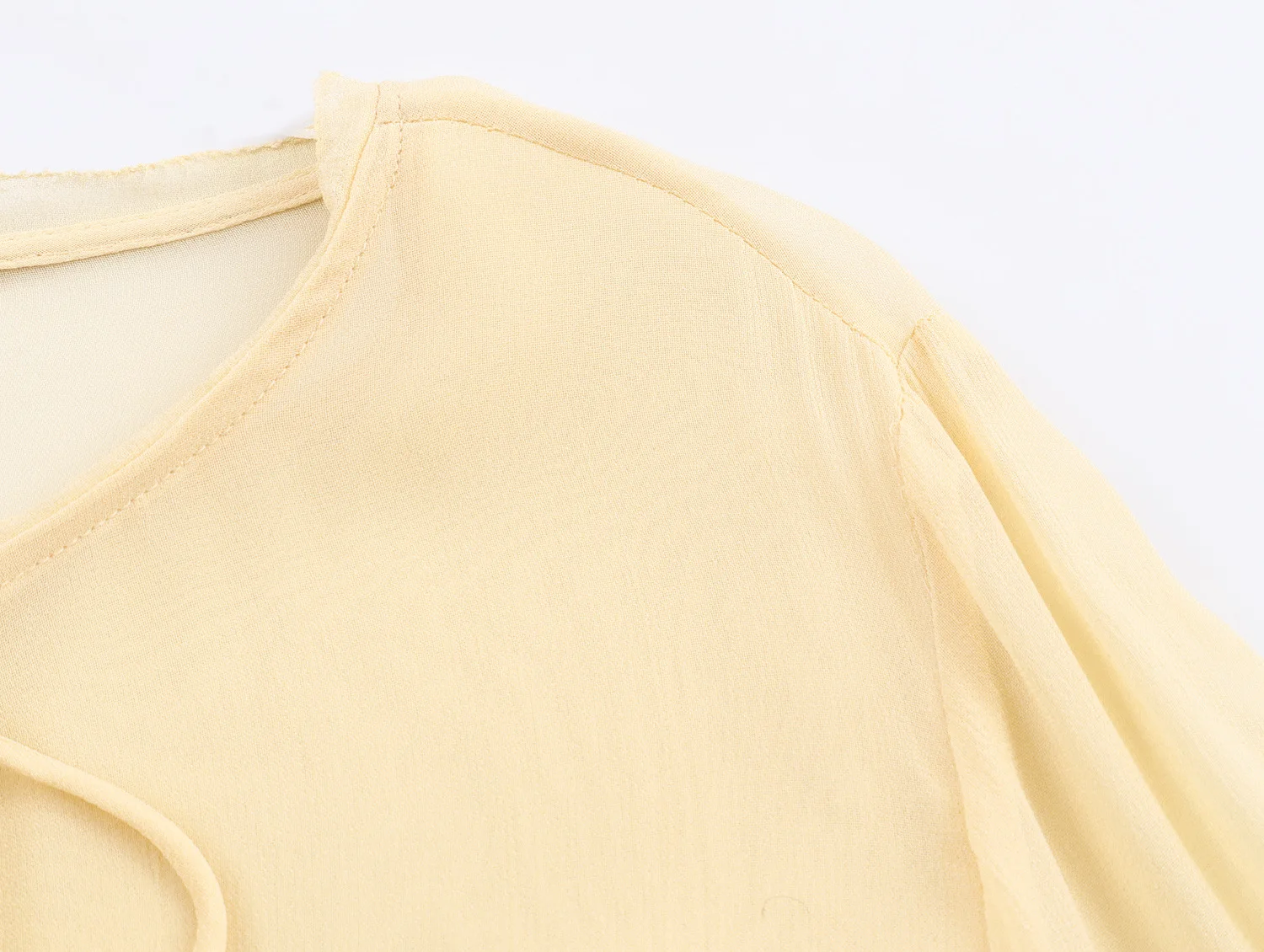 Stile europeo e americano 2025 autunno nuova moda femminile girocollo legato camicia decorativa a strati con maniche svasate larghe