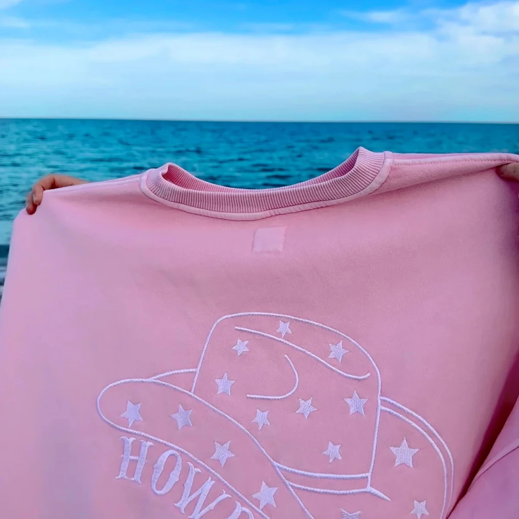 Colección básica 2025 Sudadera rosa bordada para mujer Sudaderas con capucha premium de color sólido suelto Ropa alternativa