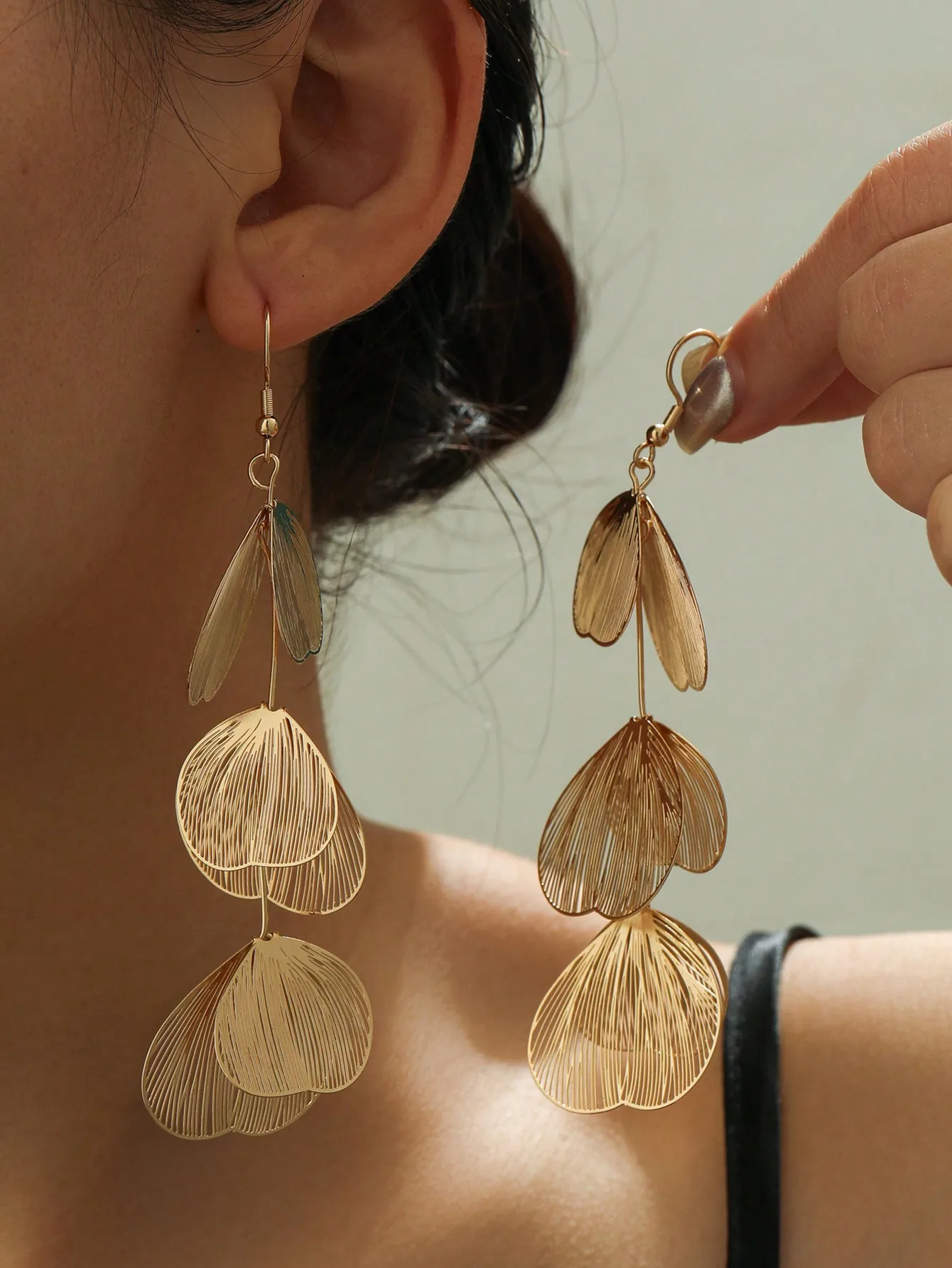 

Элегантные серьги-подвески в виде листьев золотистого цвета для женщин, длинный дизайн с филигранной отделкой