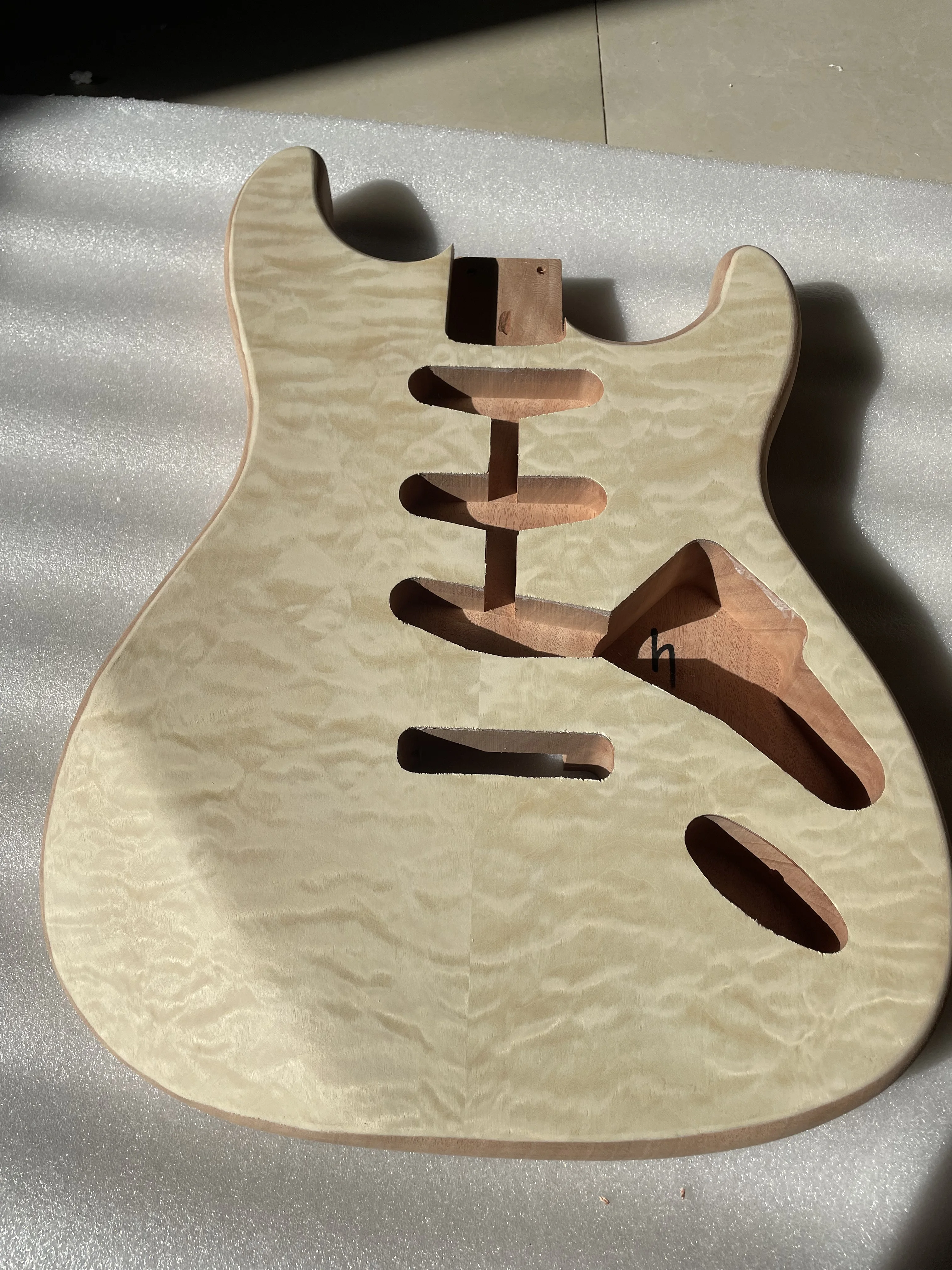 Mahogany Electric Guitar Body, Waterwave Pattern, Maple Veneer, Unfinished DIY, Barrel Part, 5.6cm Heel, New Arrival, 1 Piece