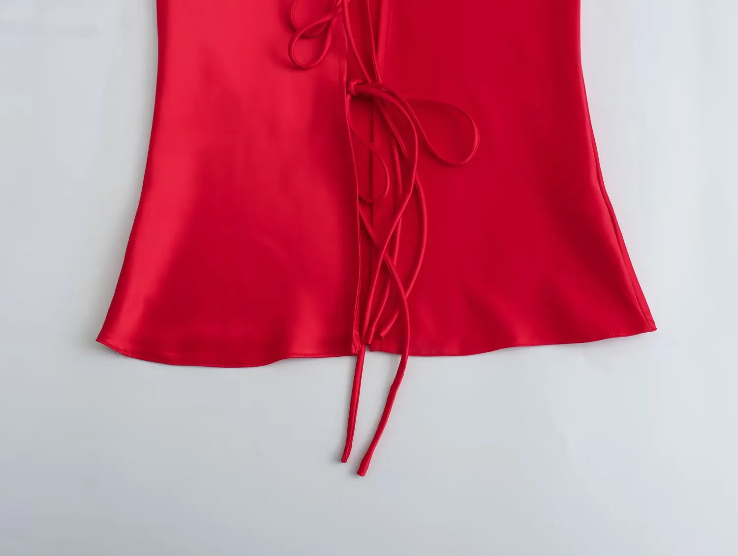 Nieuwe dameskleding 2025, mode in Europese en Amerikaanse stijl, all-match slank overhemd met strikversiering en satijnen textuur