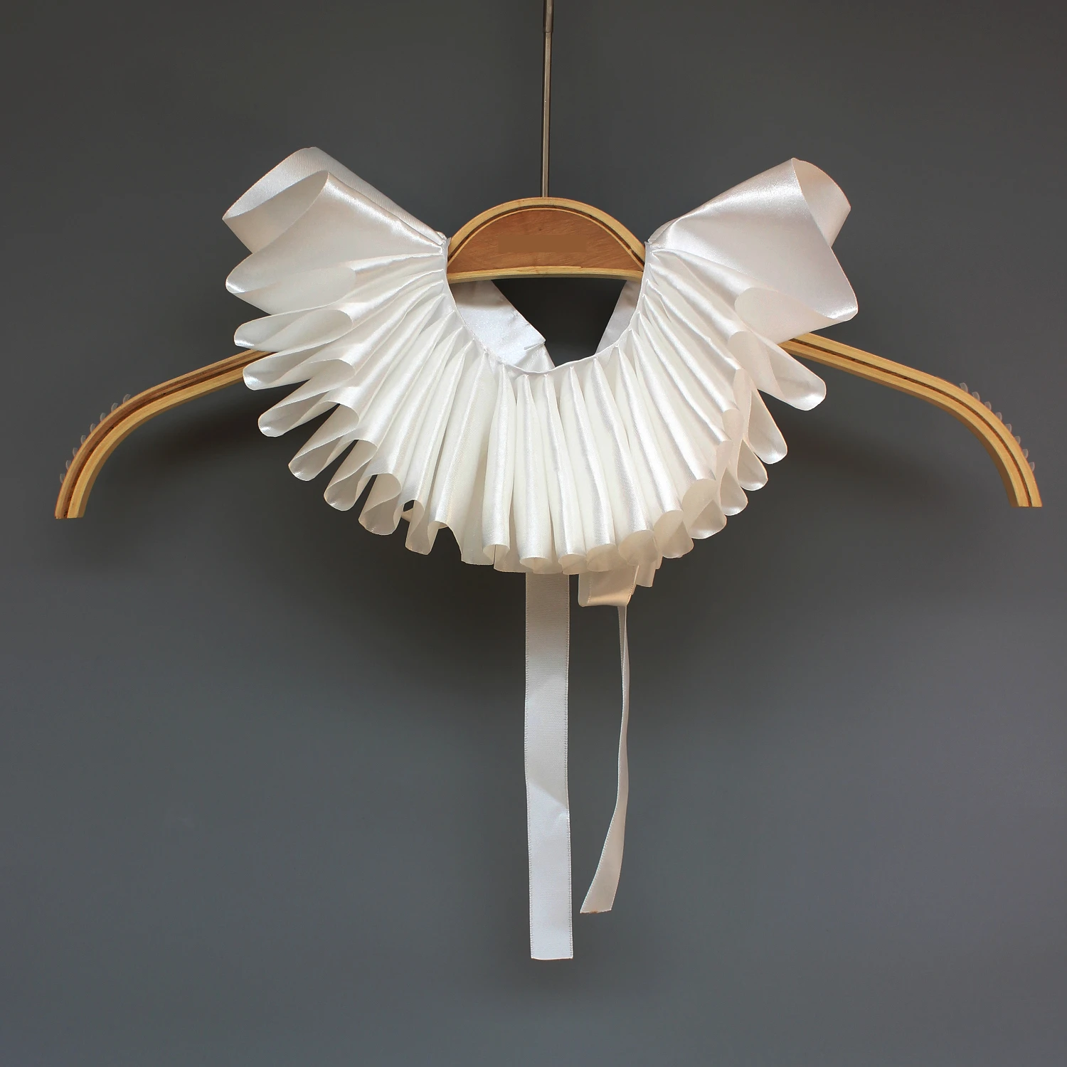 قطعة واحدة من ياقة كاذبة للسيدات من عصر النهضة المكشكشة. إنها كلاسيكية وجميلة ذات نوعية جيدة ومناسبة للربيع والخريف