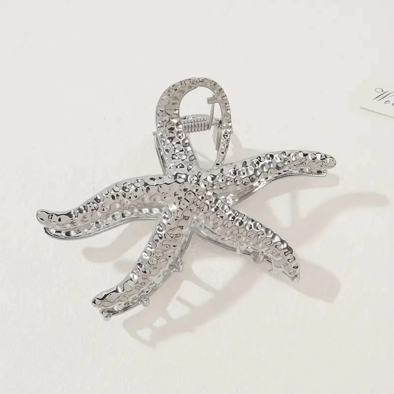 1 Stück Seestern – geformte Haarklammern, gold- und silberfarbene strukturierte Metall-Haargriffe, schicker Strand-Haarschmuck für Frauen – Detail 2