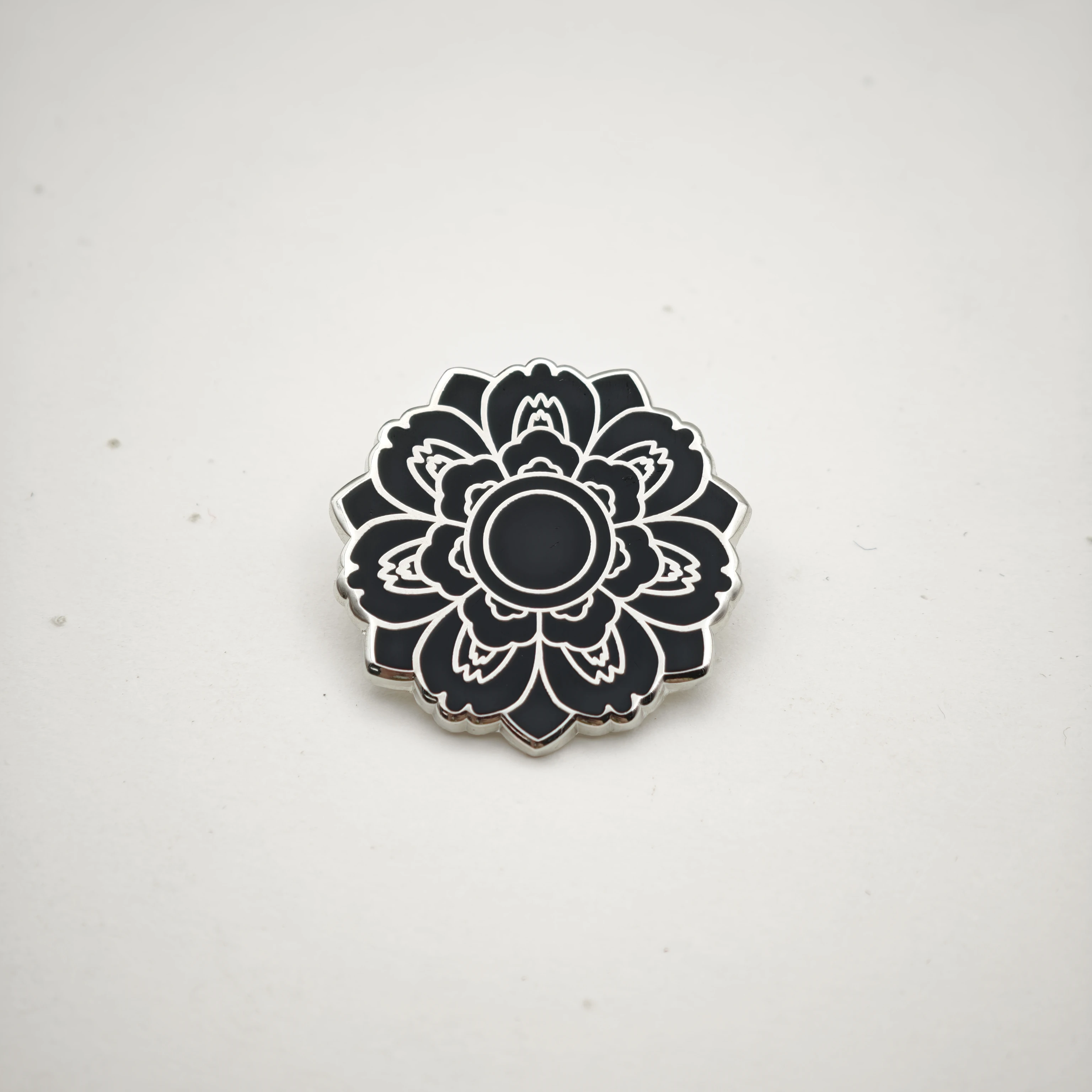 Gotische Schwarze Lotus-Emaille-Pin, Mandala-Blumen-Broschen, Geometrische Florale Anstecknadeln, Hexenästhetik-Schmuck, Geschenk für Rucksäcke – Detail 10