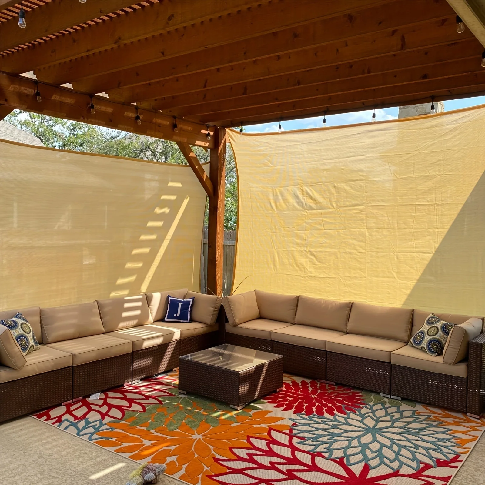 شبكة المظلة المعززة للشرفة مصنوعة من Hdpe عالية الكثافة مع معالجة سميكة، تتميز بتأثير تظليل احترافي