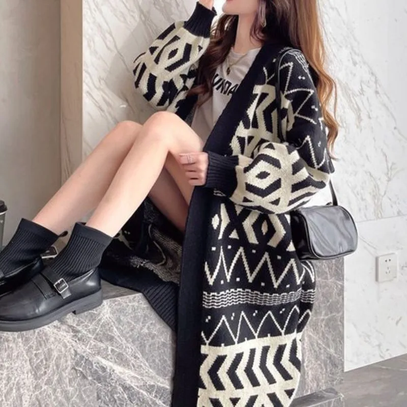 2023 Autumn and Winter Women's V-neck Patchwork Geometric Pockets Mid Cardigan Fashion Casual Elegant Commuter Long Sleeve Coat