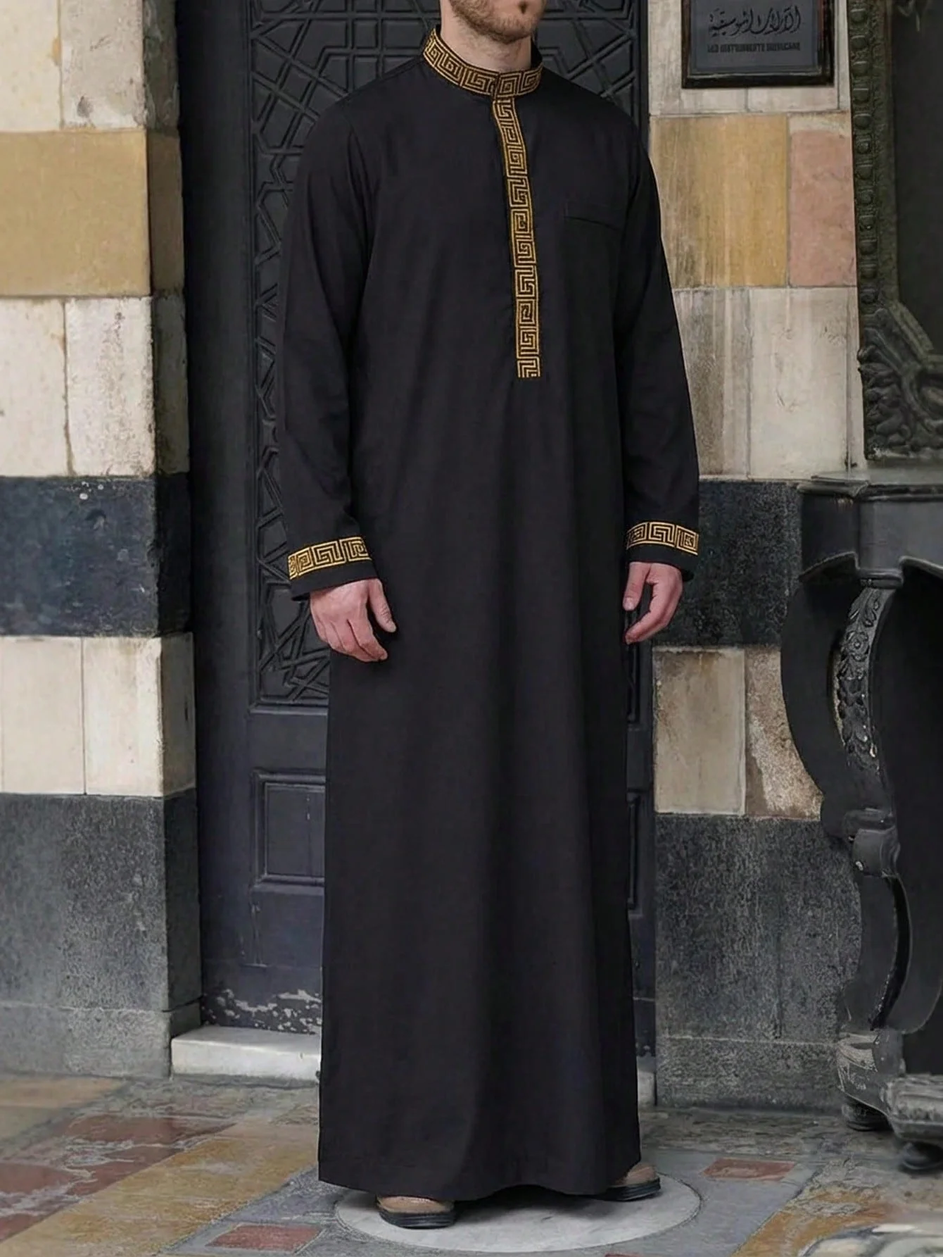 صوب رجل مسلم هو ملابس إسلامية تقليدية بأكمام طويلة وياقة واقفة وتطريز فضفاض