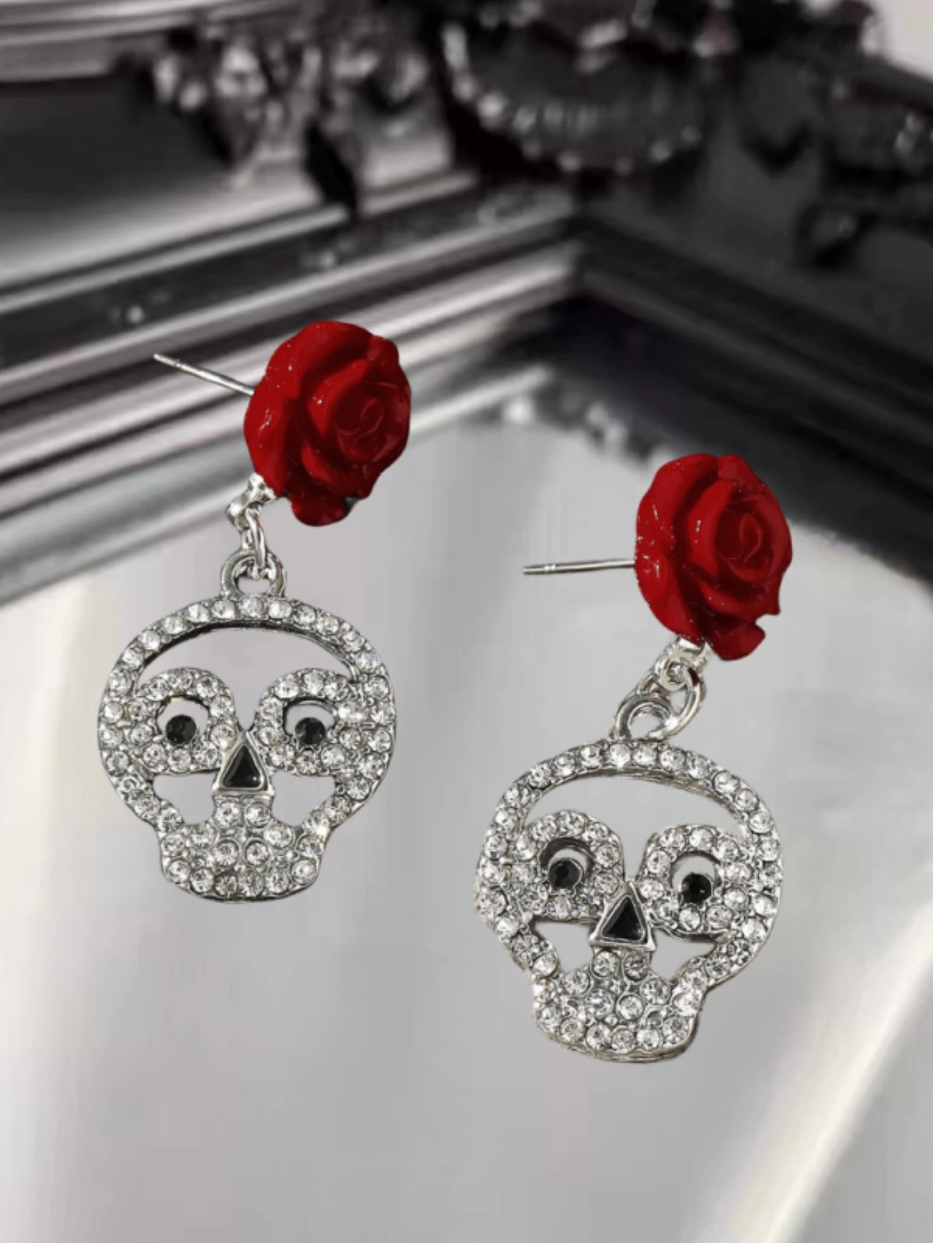 A pair of Halloween dark Gothic rose hollowed out love skull earrings for female earrings