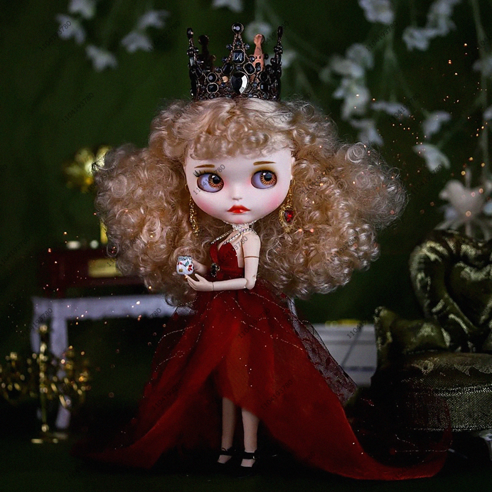 

Кукла Blyth ICY DBS 30 см, Красная Королева, блондинка с кудрявыми афро-волосами, светлая кожа, матовая кожа головы, платье принцессы с аксессуарами, подарок для девочек на праздник.