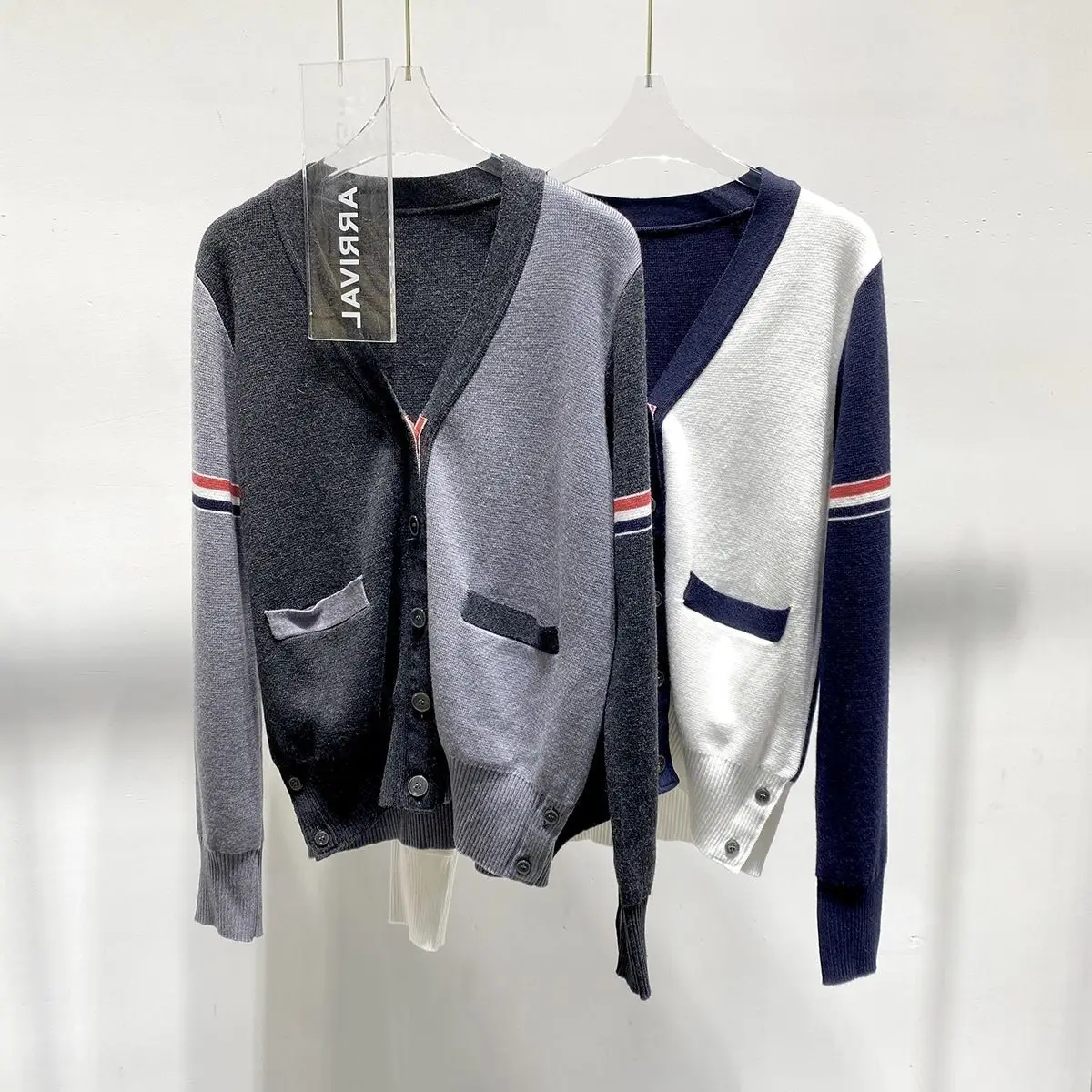 Knitted cardigan for men and women, loose and slimming, lazy V-neck striped long sleeved woven sweater