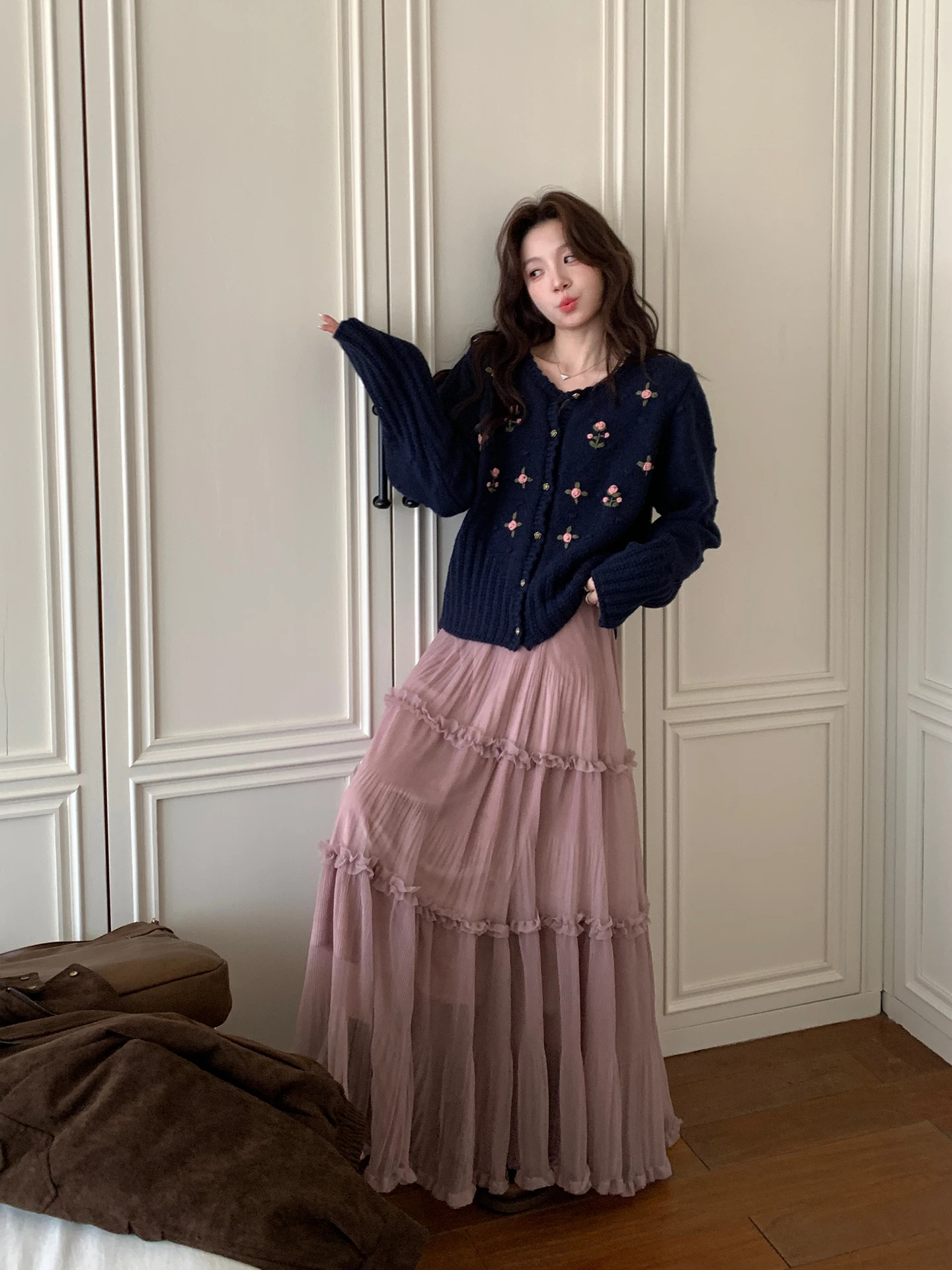 Spódnica z wysokim stanem, modelująca sylwetkę, pastelowy róż lotosowy, koreański styl, uniwersalna, jesienno-zimowa, elegancki kwiatowy wzór, włókno poliestrowe.