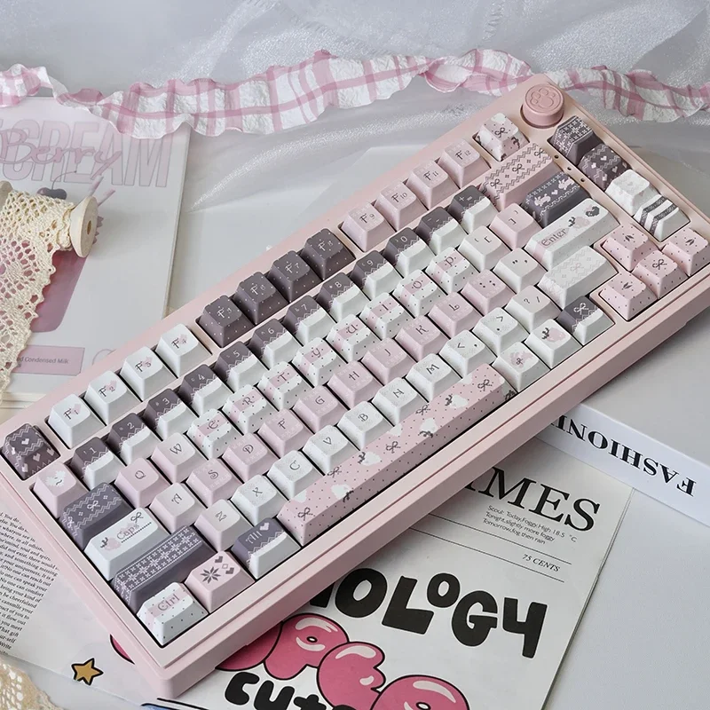 

Strawberry theme original keycap PBT hot sublimation girl cute original personality creative universal 60 98 108
