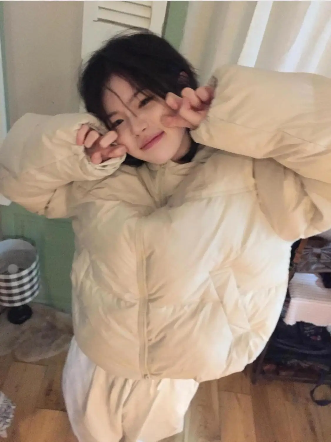 

Пуховик-парка женский белый для полярных районов: Северного полушария, Антарктики, холодных климатов, сильных морозов, зимы, прохладных и ветроледяных условий.