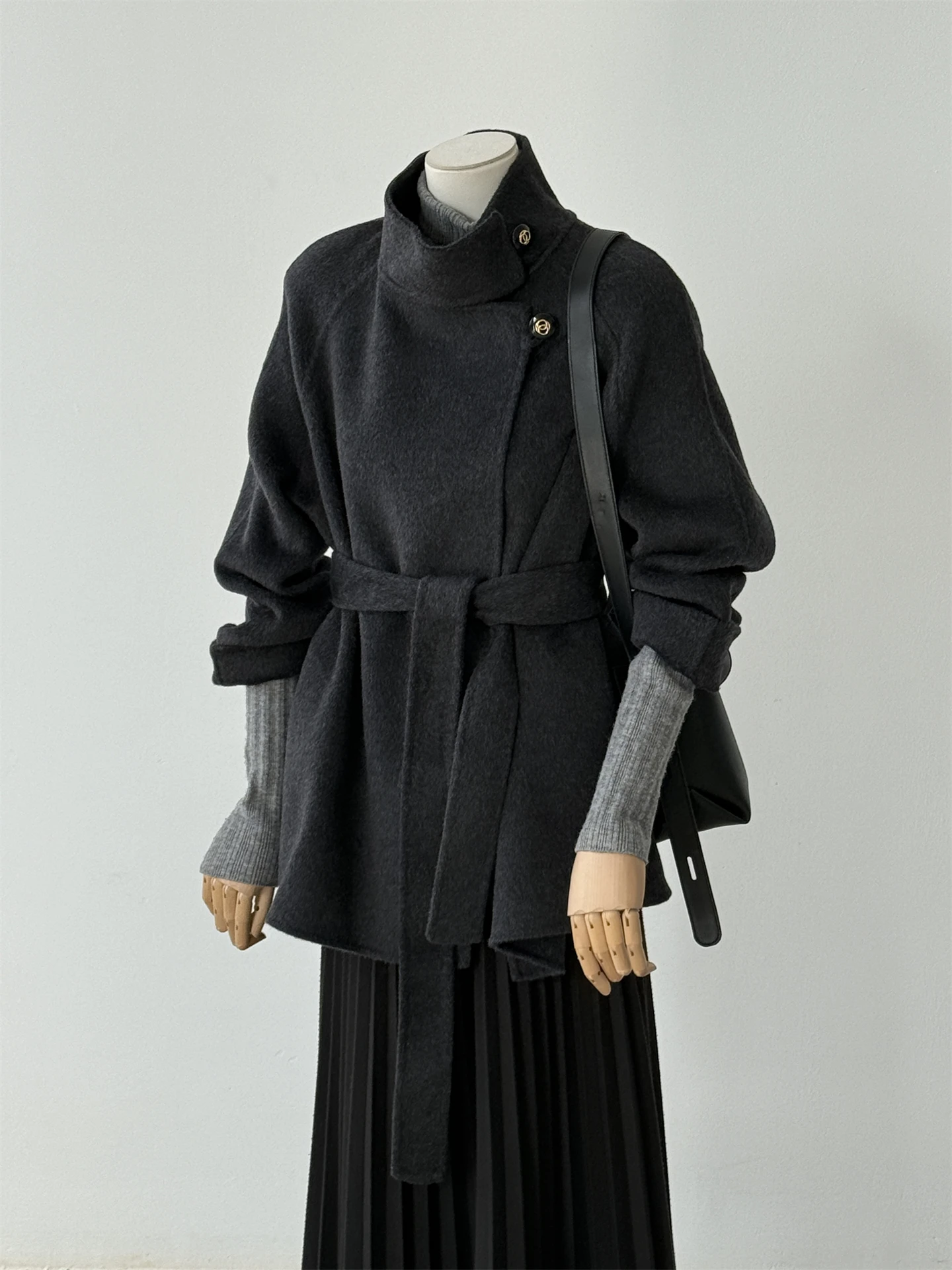 

Elegant Black Woolen Coat Women's Handmade Waist-Cinching Overcoat Korean Style Commute Long Sleeve Stand Collar Winter Coat