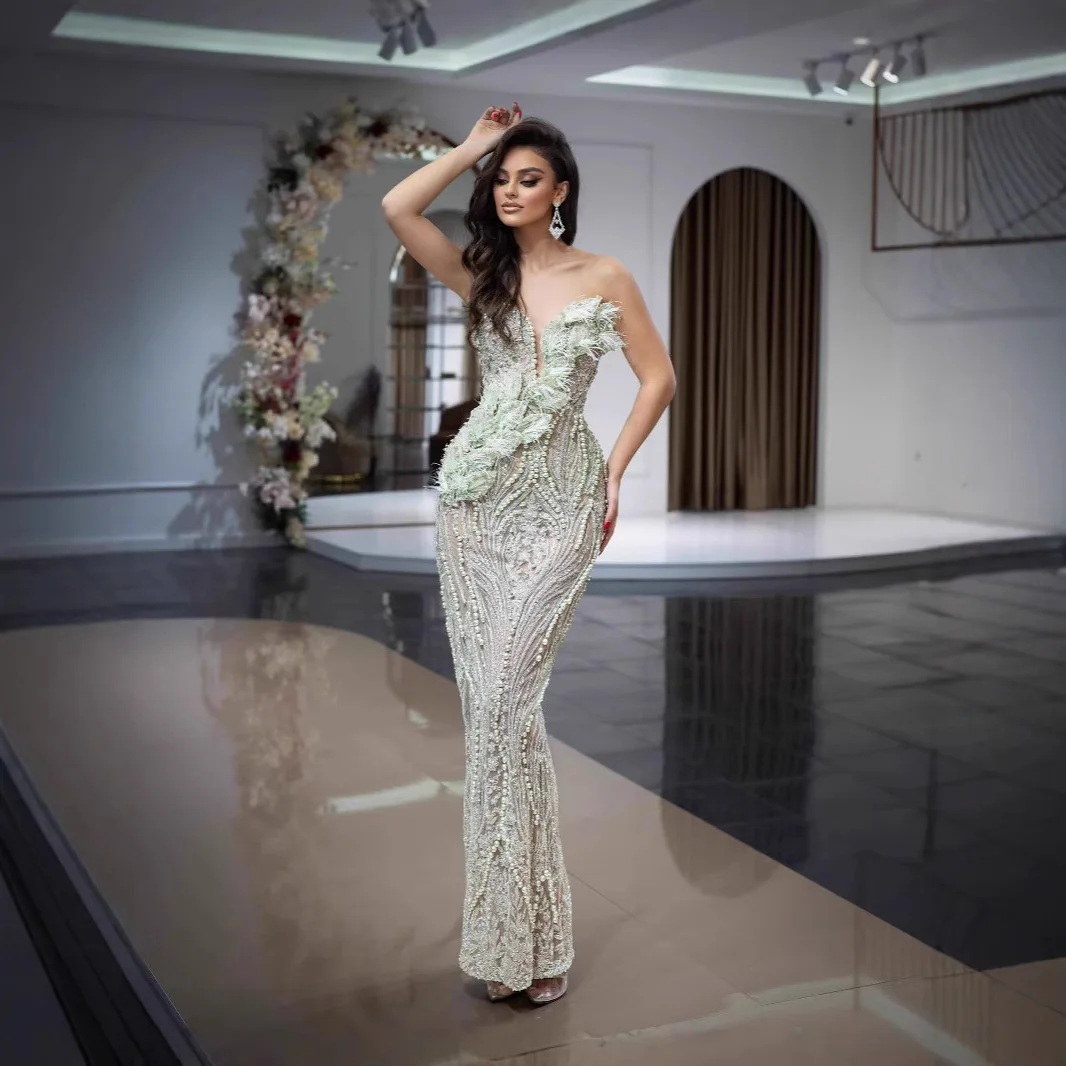 

Чувственное вечернее платье-бюстье с глубоким V-образным вырезом и жемчужной отделкой и перьями, обернутая вокруг плавающей ткани с высокой талией для пар