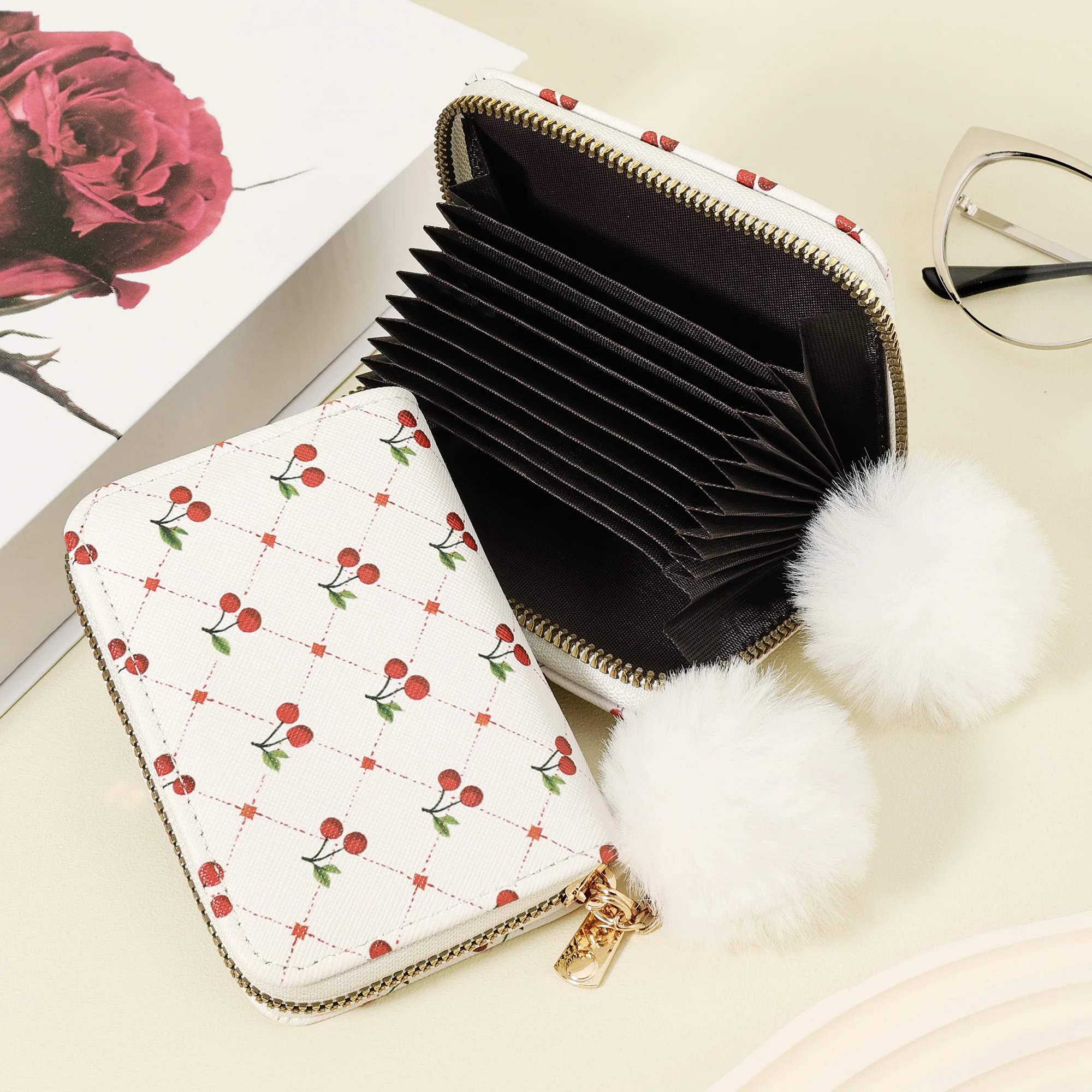 패셔너블하고 고품질의 신용카드 수납 가방, 심플하고 캐주얼하며 여러 카드 슬롯이 있어 정교한 폼포 장식으로 꾸며져 있습니다.