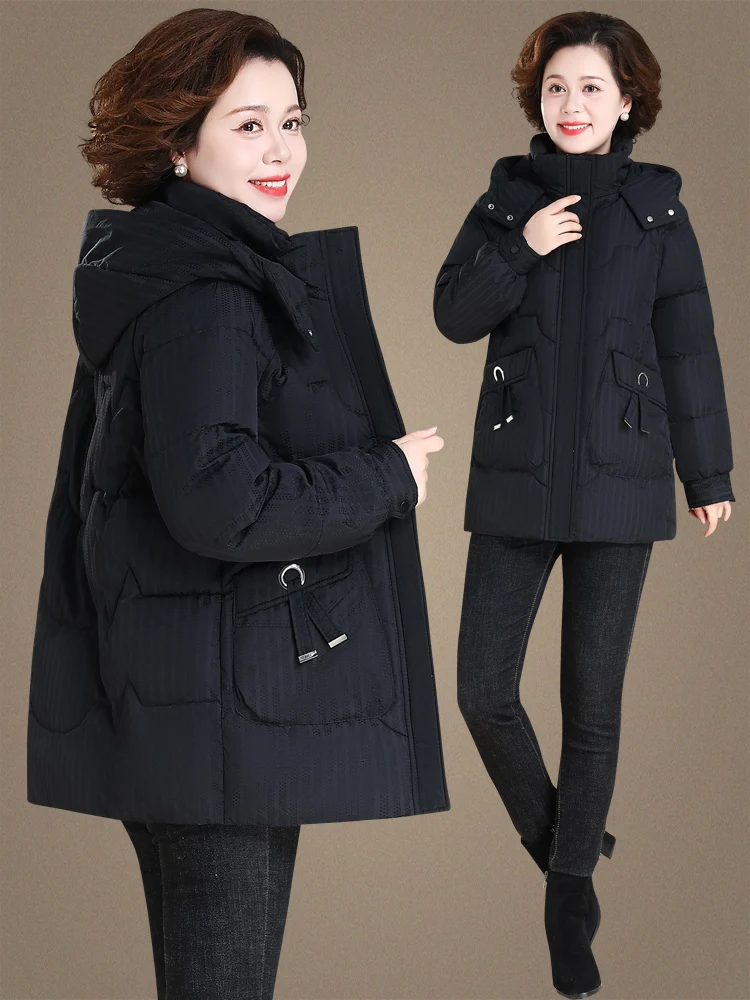 

Женская утепленная хлопковая куртка средней длины свободного кроя с капюшоном на молнии для зимы