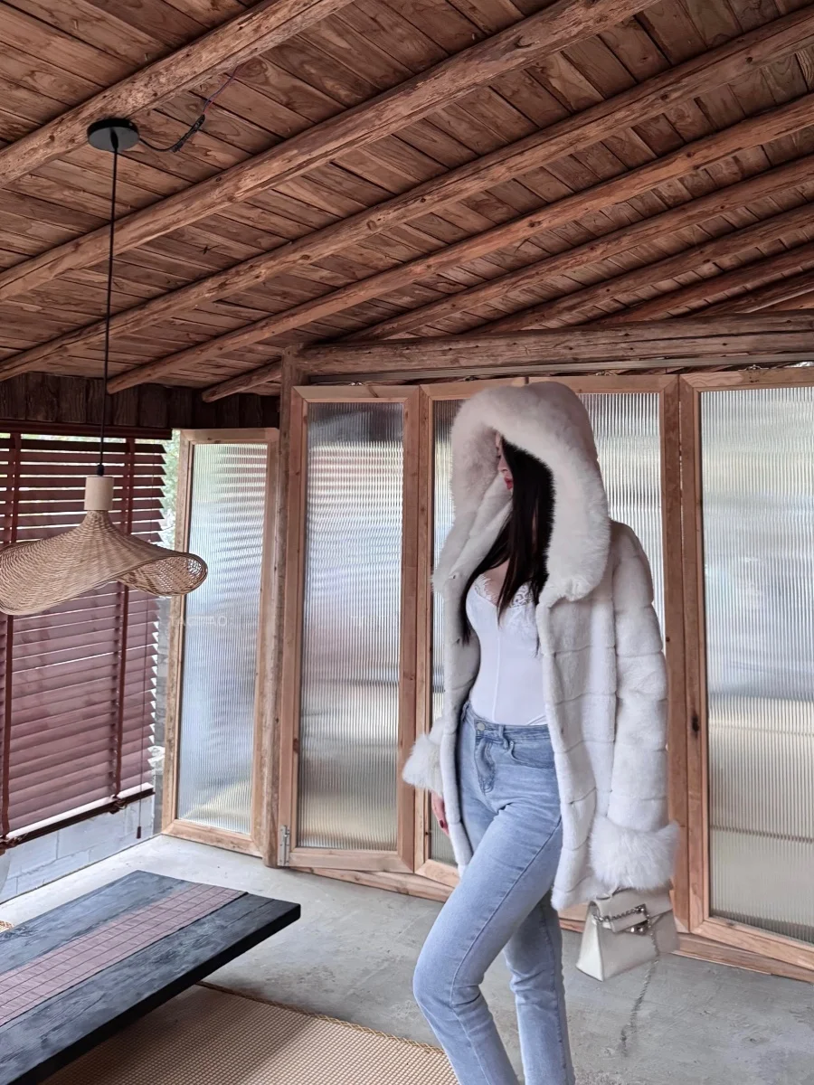 

Шуба из кроличьего меха в белую полоску Длинная шапка средней длины с воротником из кроличьего меха Sweet Sle Шуба из искусственного меха