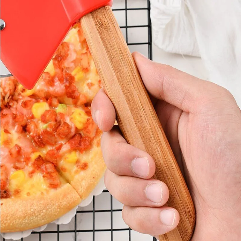 Coltello per pizza a forma di ascia Taglierina per torta in acciaio inossidabile Manico in bambù Lama rotante Affettatrice per pizza Utensile da taglio per cucina domestica