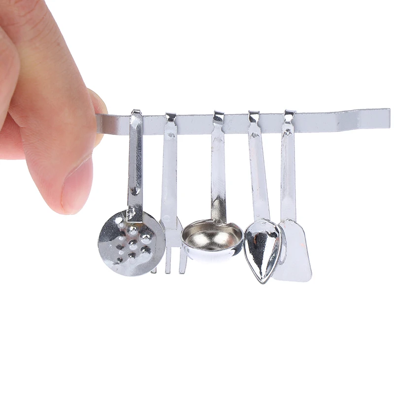 Un ensemble d\'ustensiles de cuisine miniatures 1:12, outils de cuisine, accessoires pour maison de poupée
