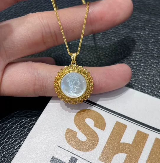 18k-real-gold-pendants-for-women-round-queen-pendant-shell-pendants-au750-stamp