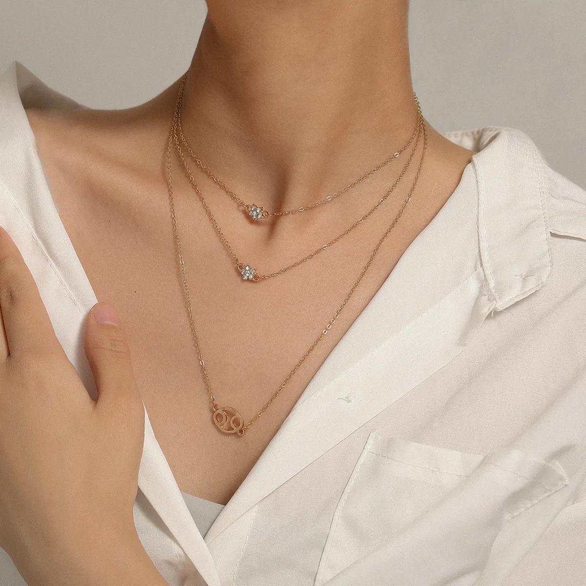 Necklace Geometric Round Hollow Micro Crystal Star Pendant Refined Versatile Womens Evening Gift Jewelry Gold Tone