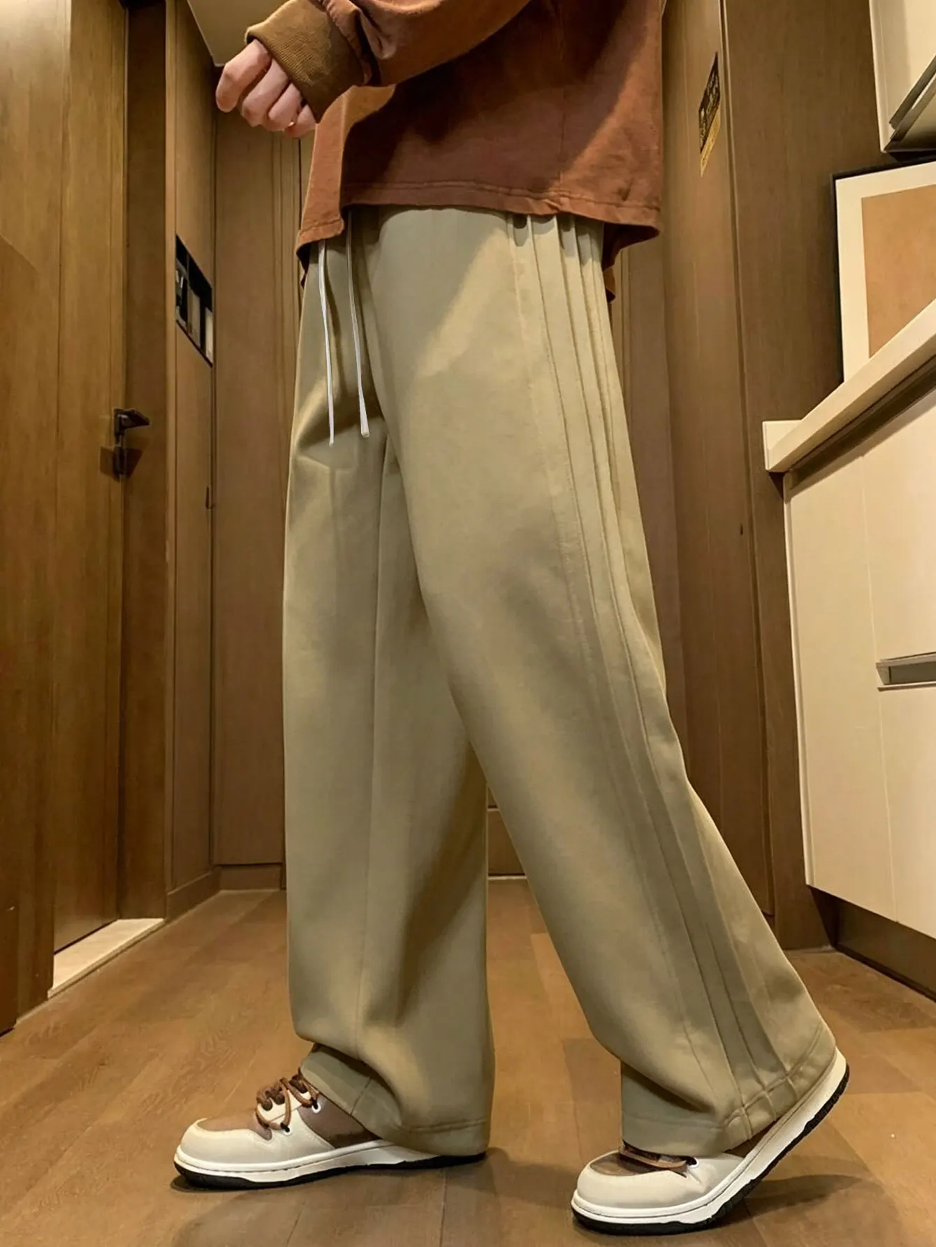 Herren-Freizeithosen, Locker Geschnittenes Design mit Weitem Bein, Elastischer Bund, Bequem für den Alltag, Modische Herrenbekleidung, Trendig und Stilvoll – Detail 1