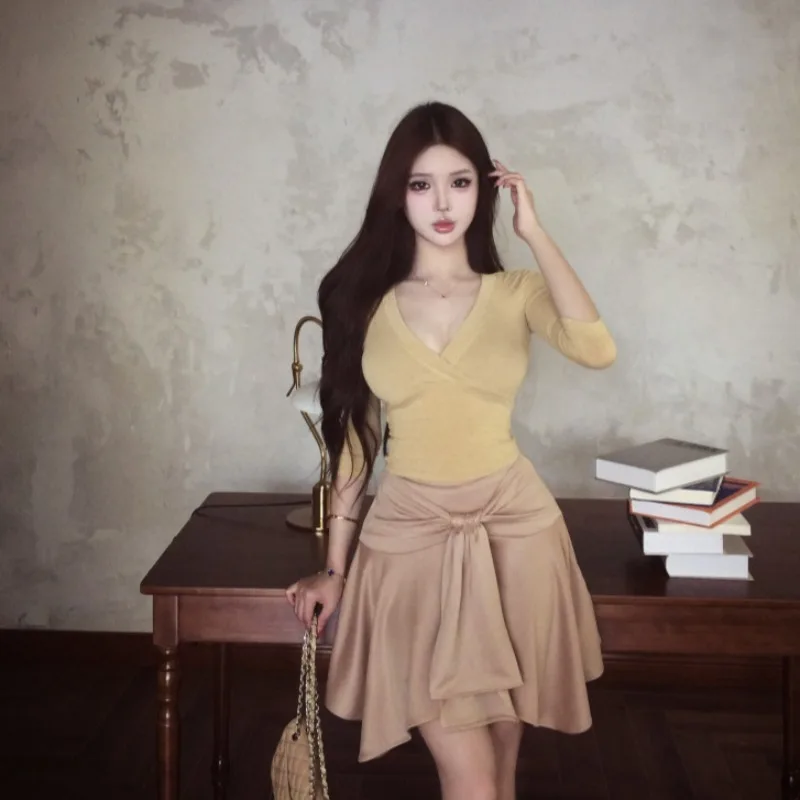 

Летний комплект 2026: Женская асимметричная юбка с завязками на высокой талии и топ с глубоким V-образным вырезом. Модный офисный стиль, легкий вес.