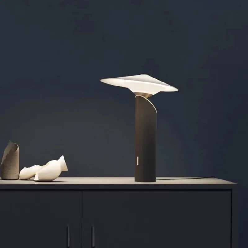 Nordic Minimalist Table Lamp Creative Bedside Light for Living Room Bedroom Hotel Decor Designer Style Personalized Desk