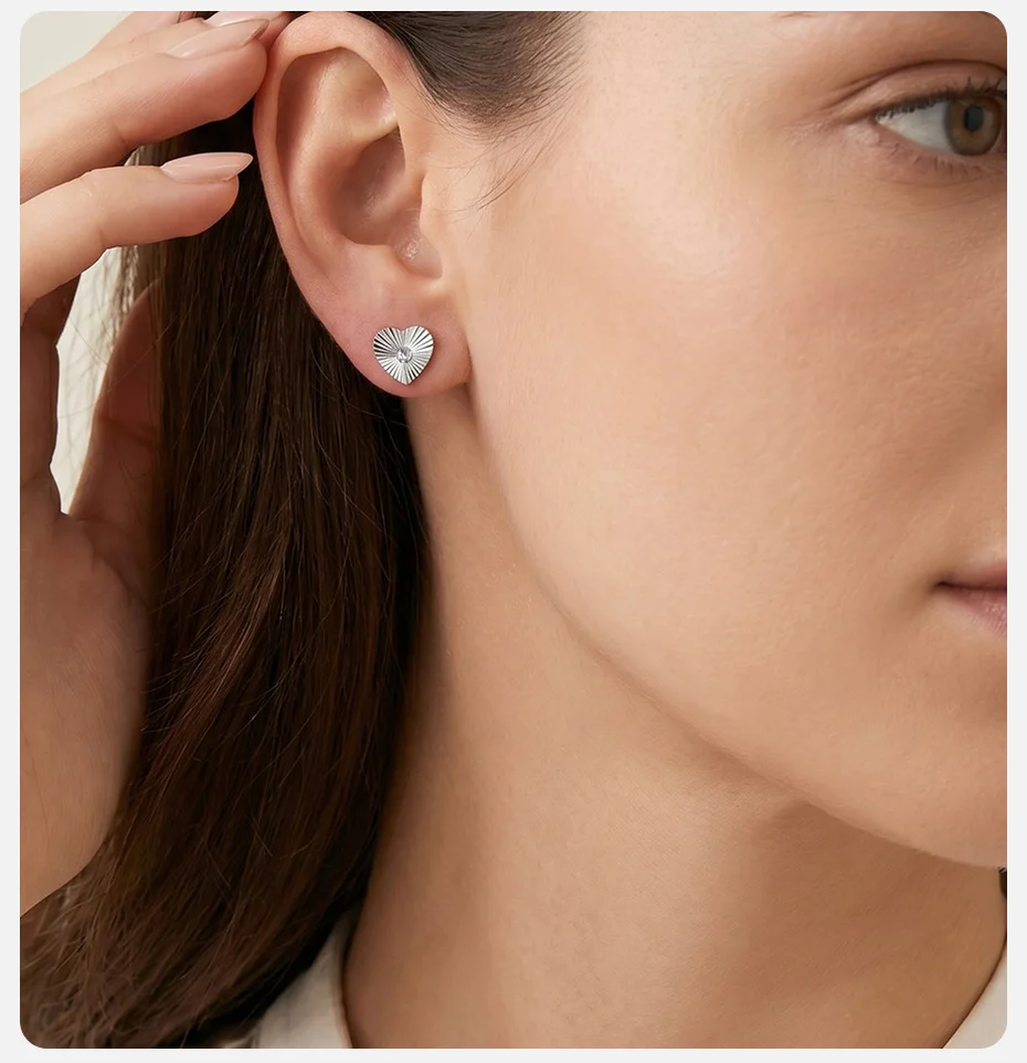 Vnox Minimalistische vergoldete Zirkon-Ohrringe für Damen, Edelstahl, süße, romantische Herz-Ohrstecker, niedlicher, zierlicher Schmuck – Detail 3