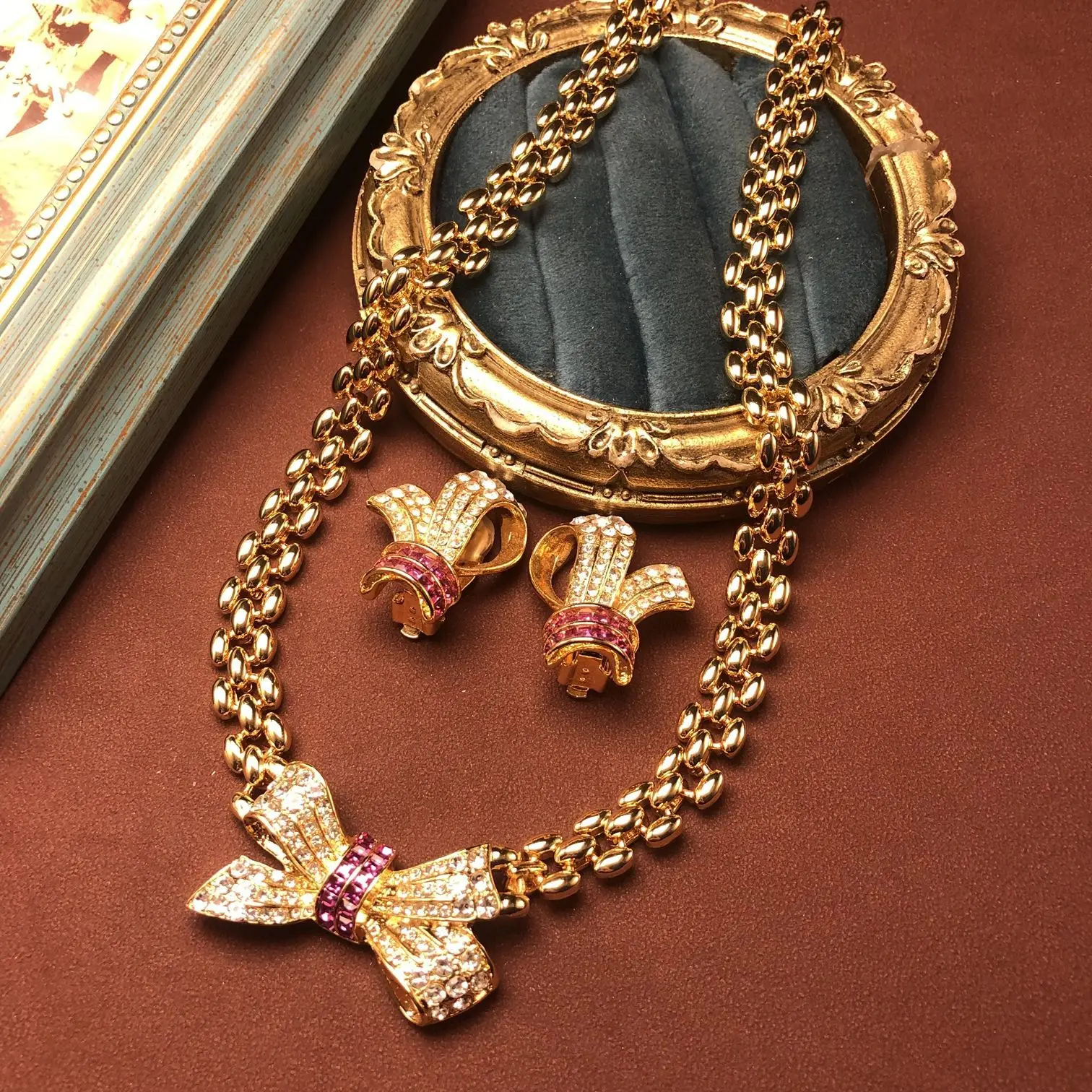 إحساس تصميم المجوهرات العتيقة الأوروبية والأمريكية، قلادة على شكل فيونكة ذهبية حقيقية متعددة الاستخدامات مطلية بالكهرباء، مشبك أذن مرصع بالألماس #1