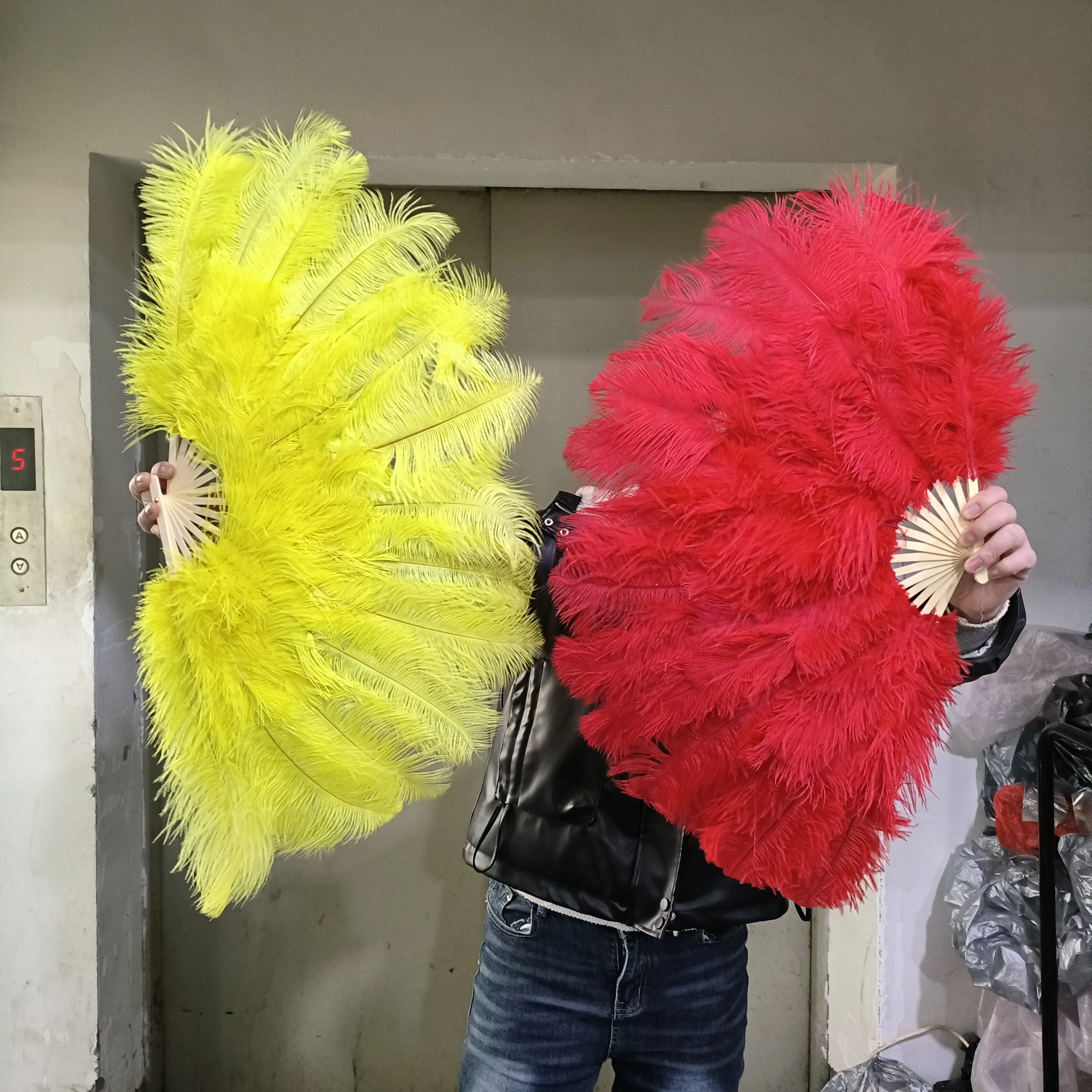 Elegant Natural Ostrich Feather Fan 70x40cm 15 Bones Foldable Hand Held Fan for Party Wedding Burlesque Stage Performance Prop