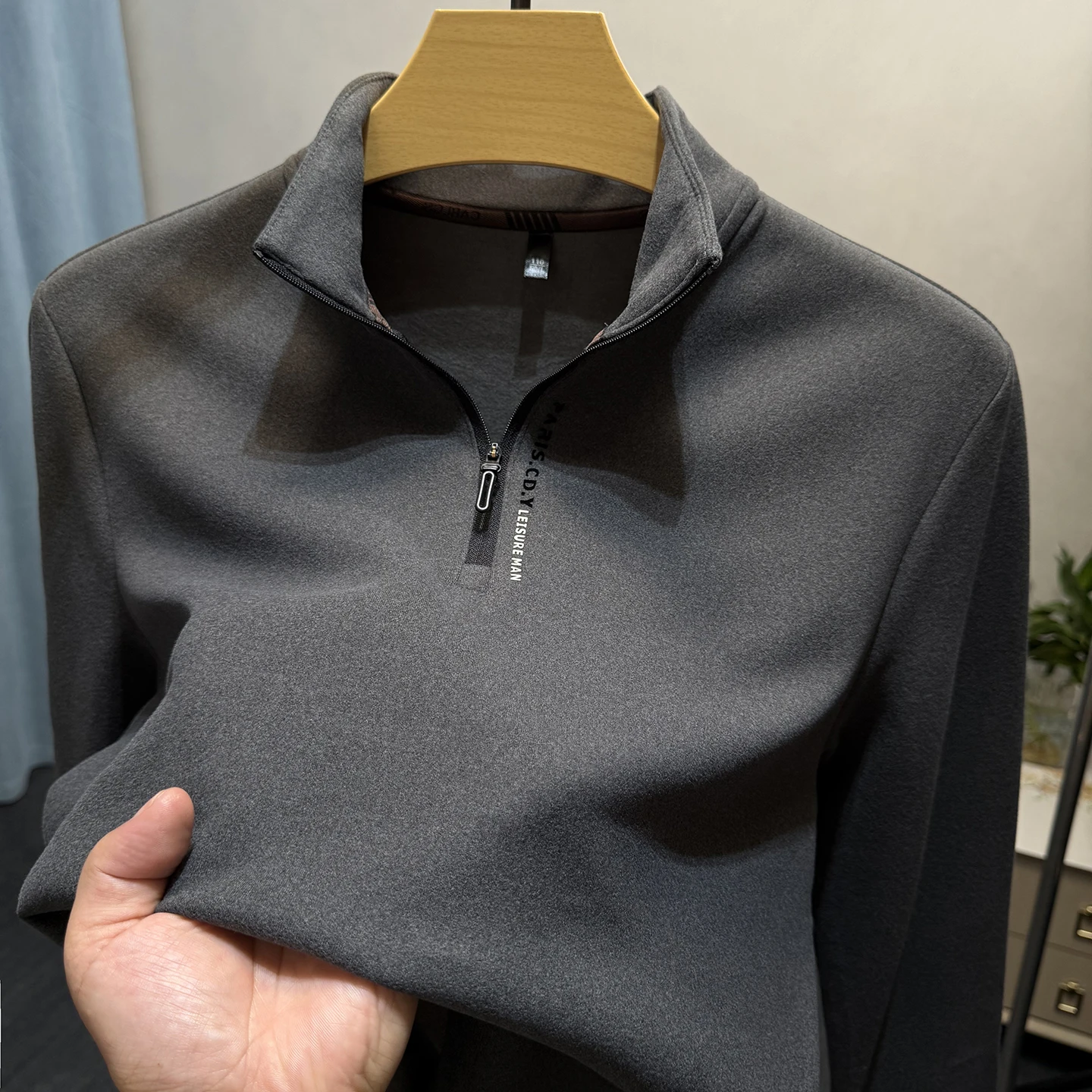 Camiseta de manga larga de alta gama para hombre, con media cremallera y cuello alto, de terciopelo color camel, estilo caballero, cálida, para usar como prenda interior en otoño.