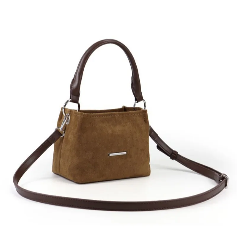 Bolso mini tipo cubo de ante color camel para mujer con ribete de cuero marrón oscuro, asa superior convertible y bandolera con herrajes plateados